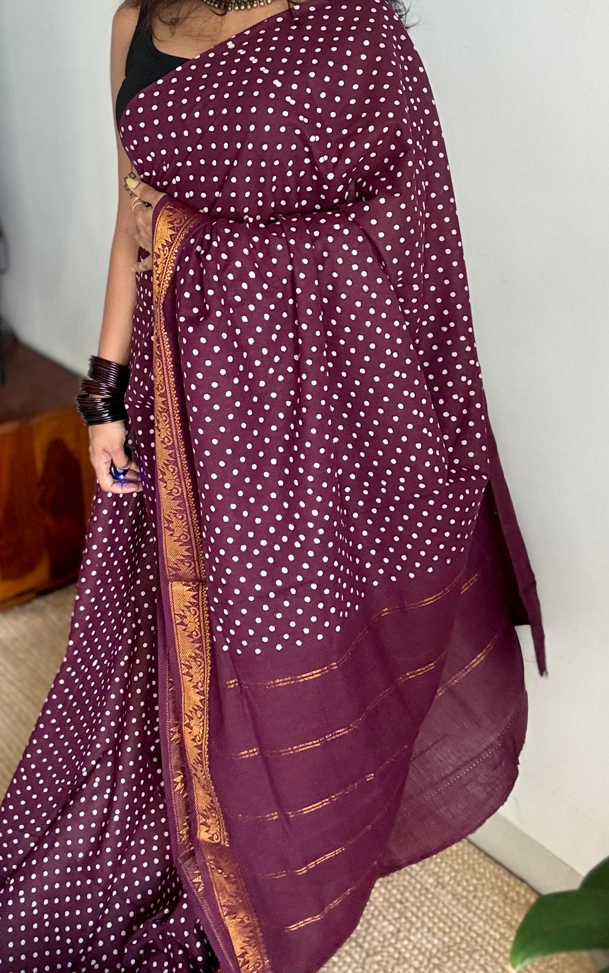 Grape wine sungudi dotted, single-side border, kattuchayam dyed madurai cotton saree - YCCOTNMSSE03