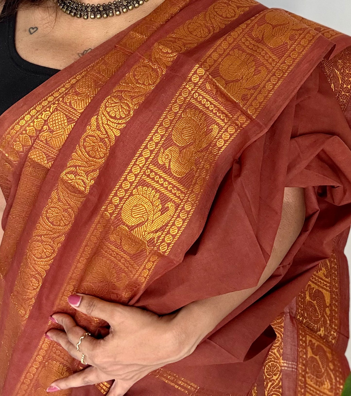 Brown long border sungudi, kattuchayam dyed madurai cotton - YCCOTNMSAP135