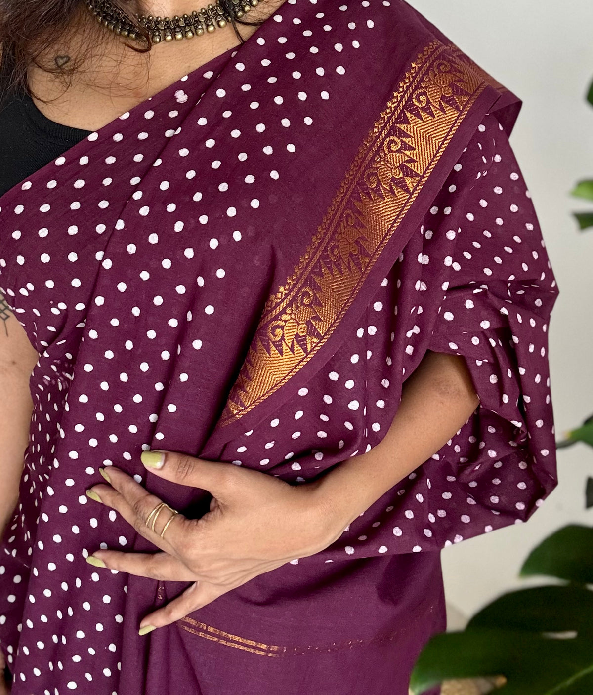 Grape wine sungudi dotted, single-side border, kattuchayam dyed madurai cotton saree - YCCOTNMSSE03