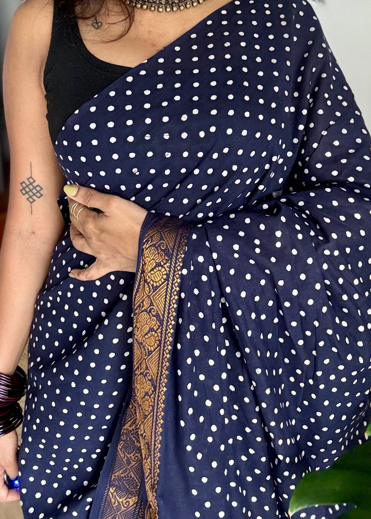 Dark blue sungudi dotted, single-side border, kattuchayam dyed madurai cotton saree - YCCOTNMSSE02