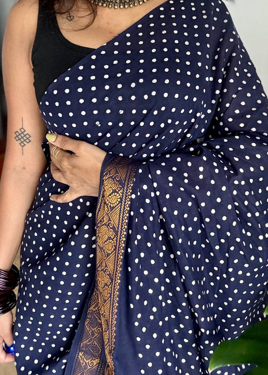 Dark blue sungudi dotted, single-side border, kattuchayam dyed madurai cotton saree - YCCOTNMSSE02