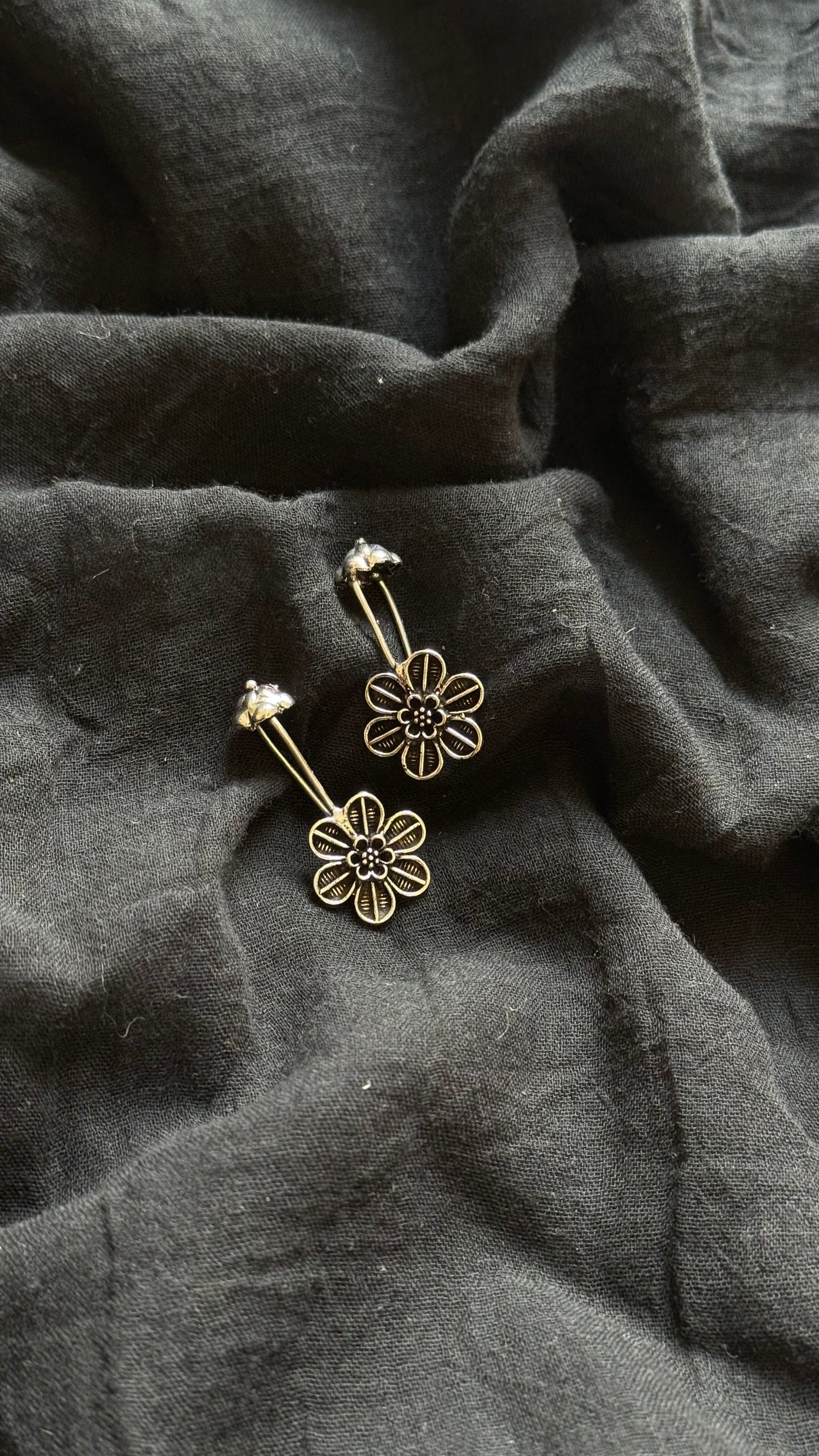 Bugadi clip-on (non pierced), oxidised silver - YCOSEBU520