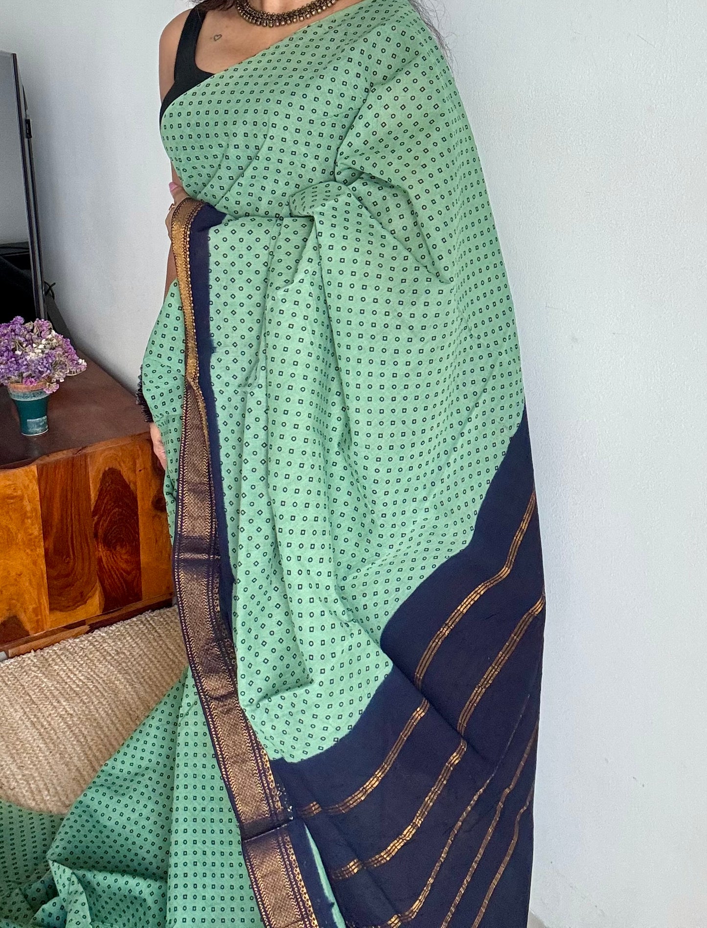 Pista green with navy blue, kattuchayam dyed madurai sungudi cotton saree - YCCOTNMSFE02