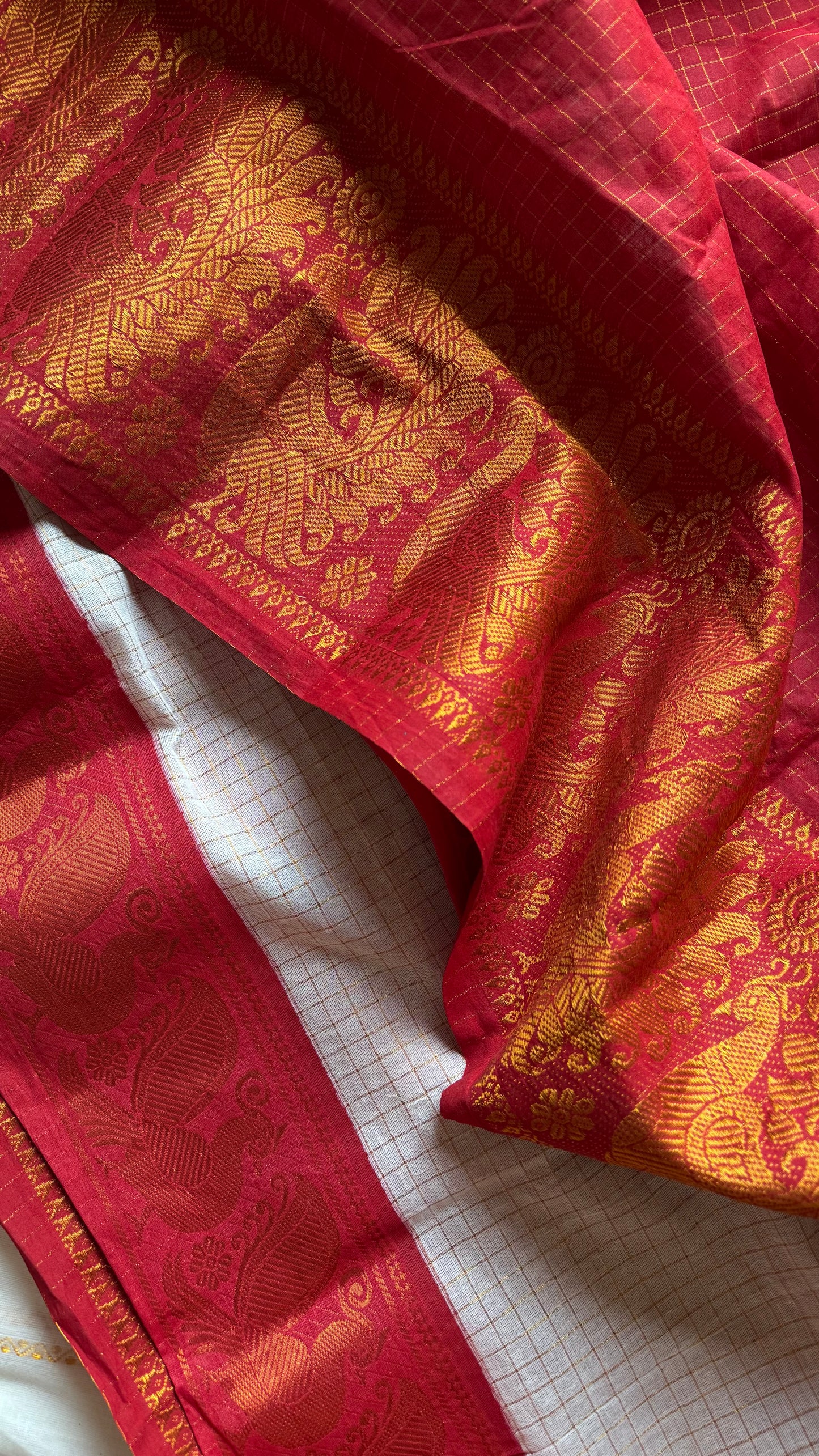Chilli red with ivory and red border, sungudi cotton half-half saree - YCCOTNIDMA294