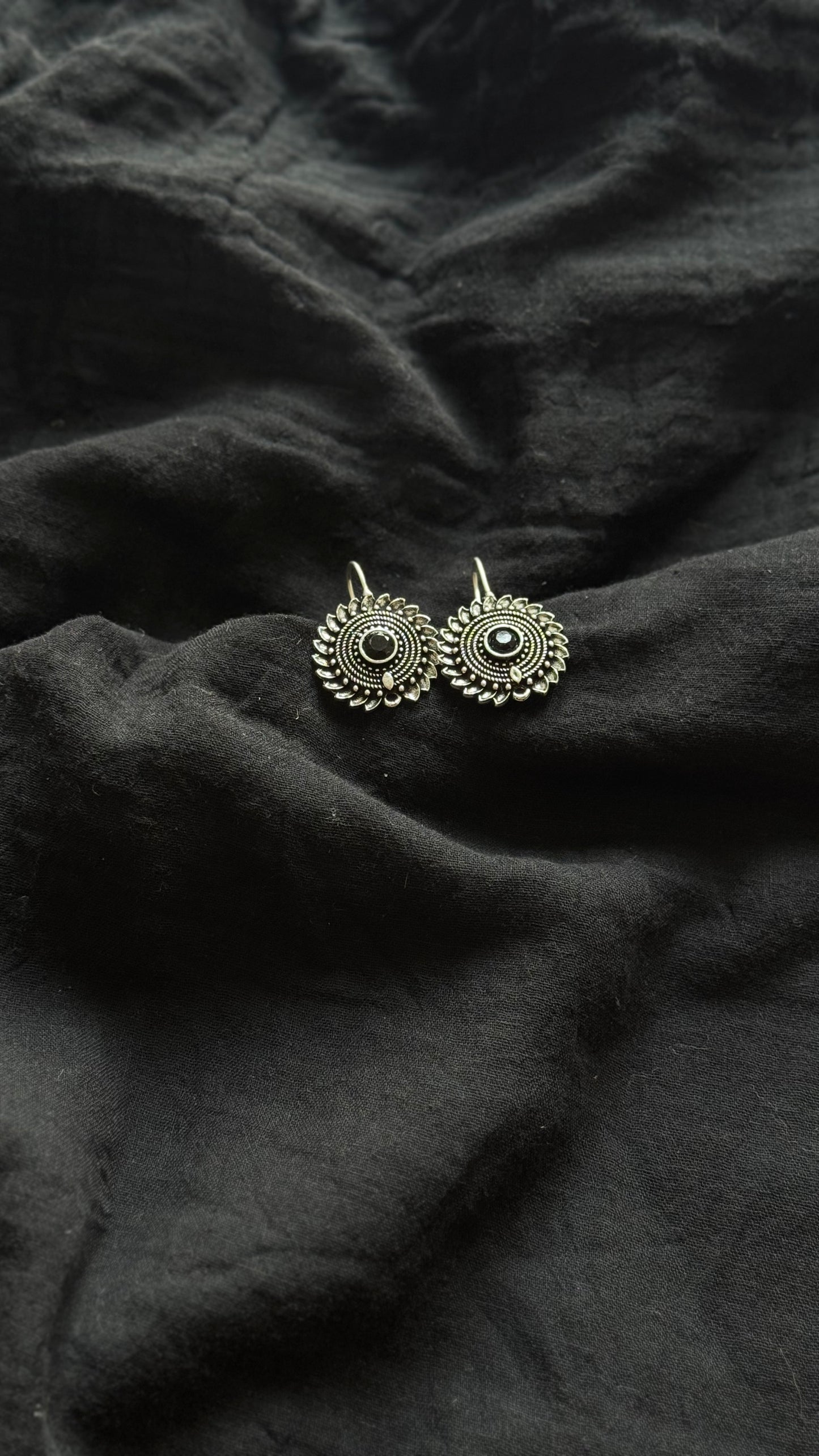 Bugadi clip-on (non pierced), black stone, oxidised silver - YCOSBU719