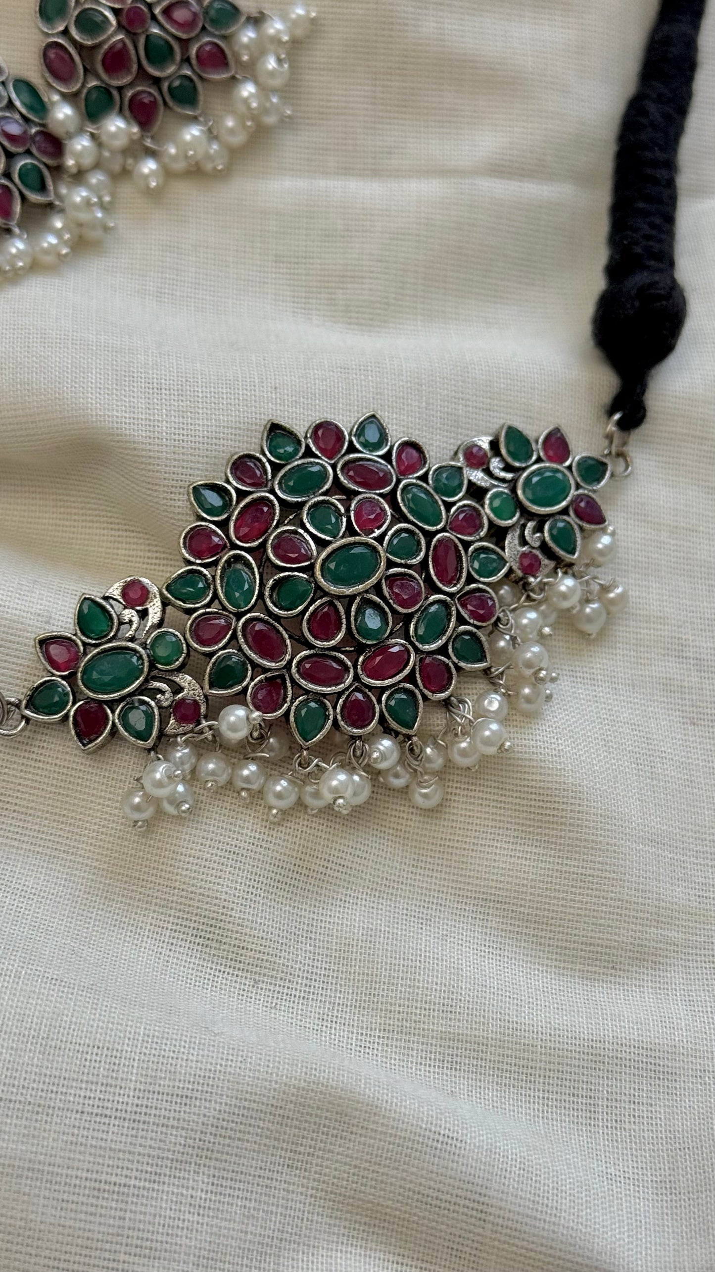 Black thread choker, multicoloured stones  - YCOSNP307
