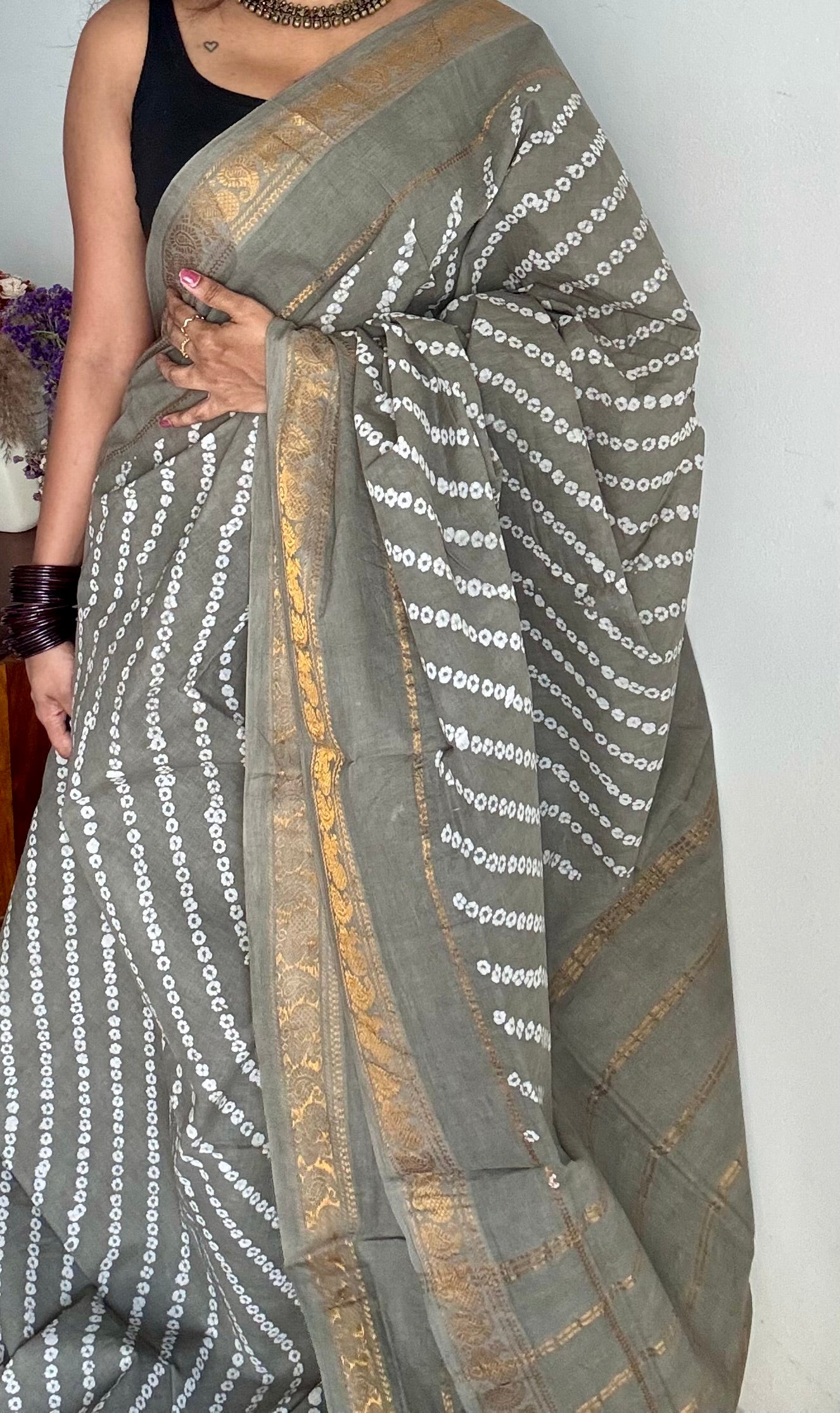 Light grey wax dot printed sungudi, kattuchayam dyed madurai cotton - YCCOTNMSAP157