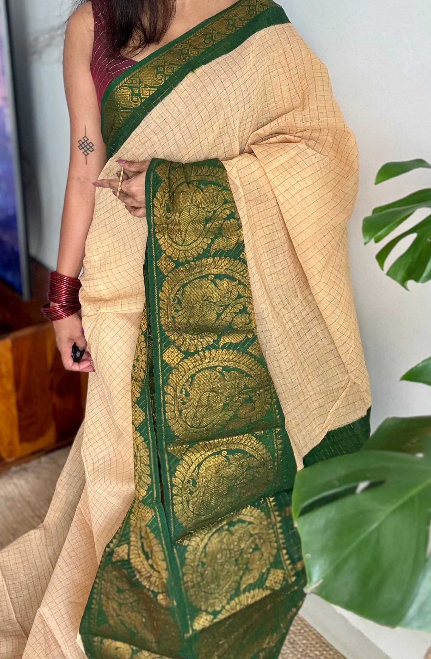 Ivory with green contrast zari checkered wide border sungudi, kattuchayam dyed madurai cotton - YCIEON91