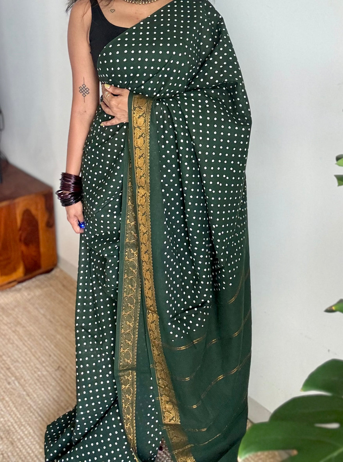 Dark green sungudi dotted, single-side border, kattuchayam dyed madurai cotton saree - YCCOTNMSSE04