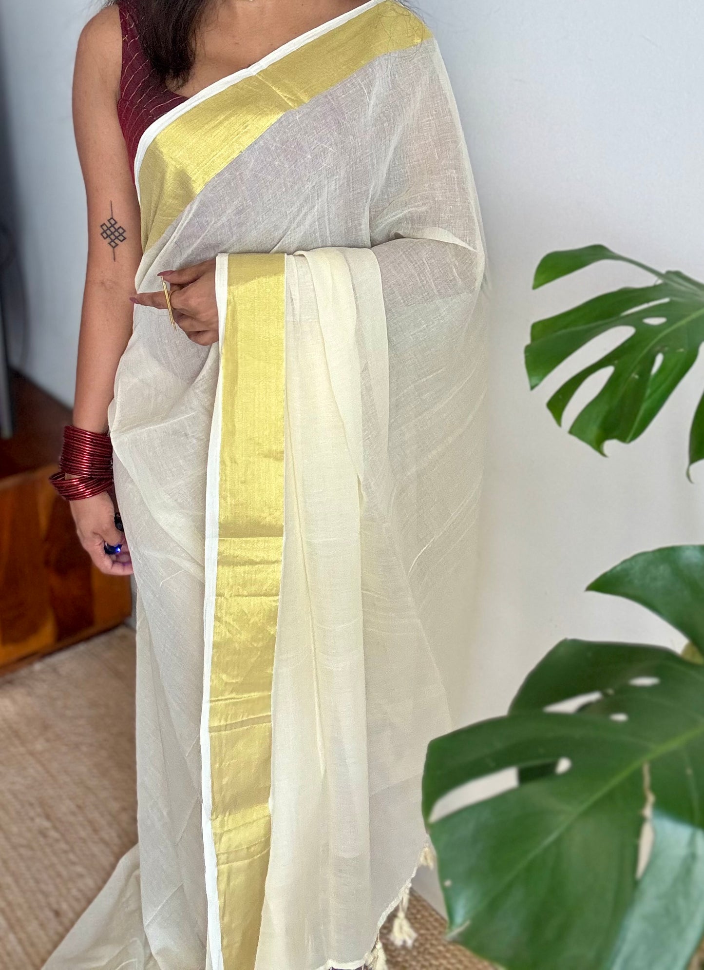 Ivory mul saree, gold border - YCIEON32