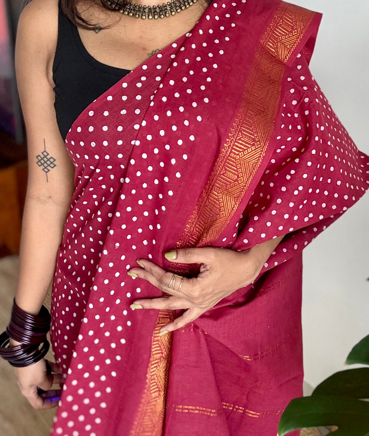 Red sungudi dotted, single-side border, kattuchayam dyed madurai cotton saree - YCCOTNMSSE05