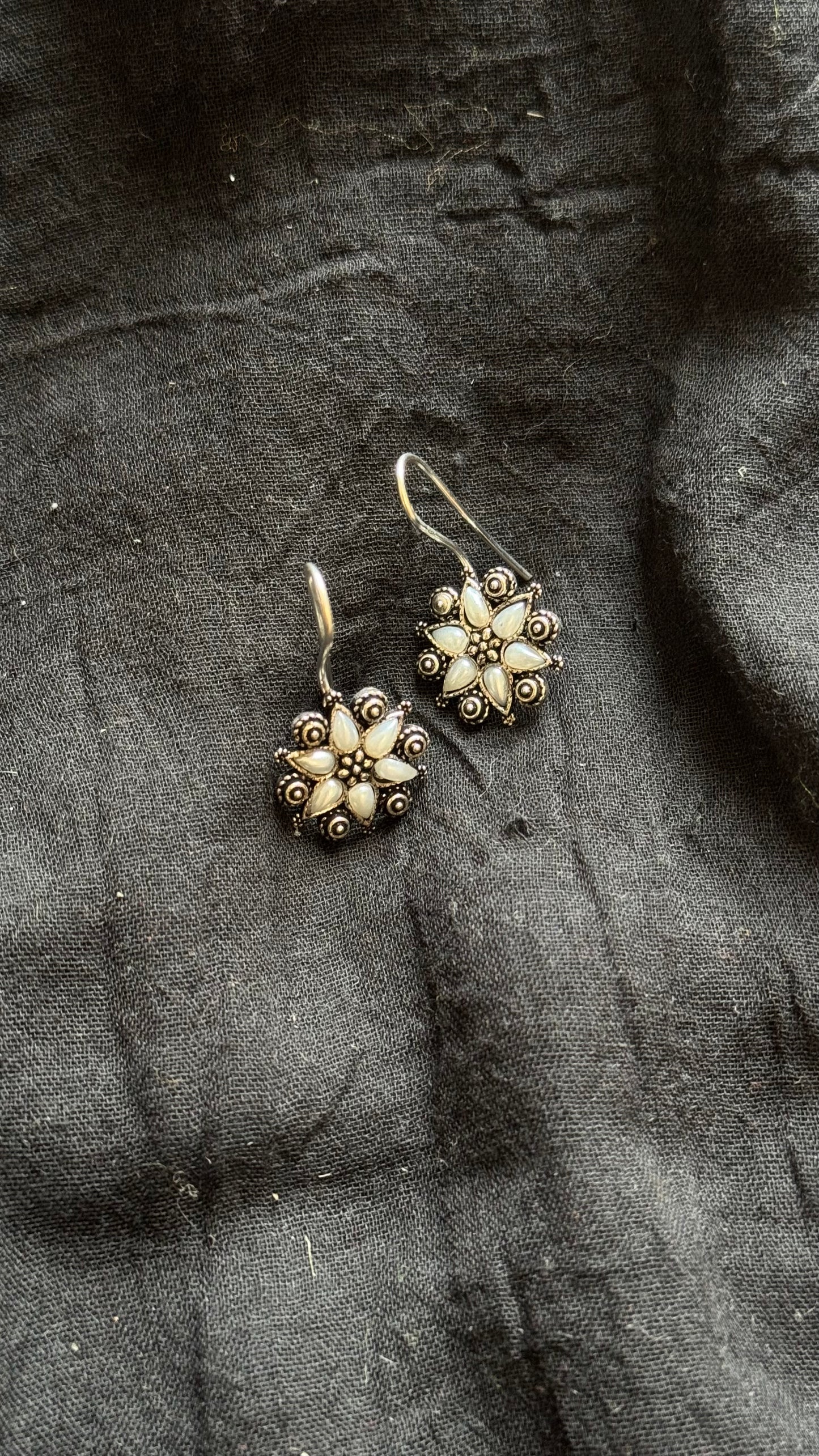 Bugadi clip-on (non pierced), oxidised silver - YCOSEBU523