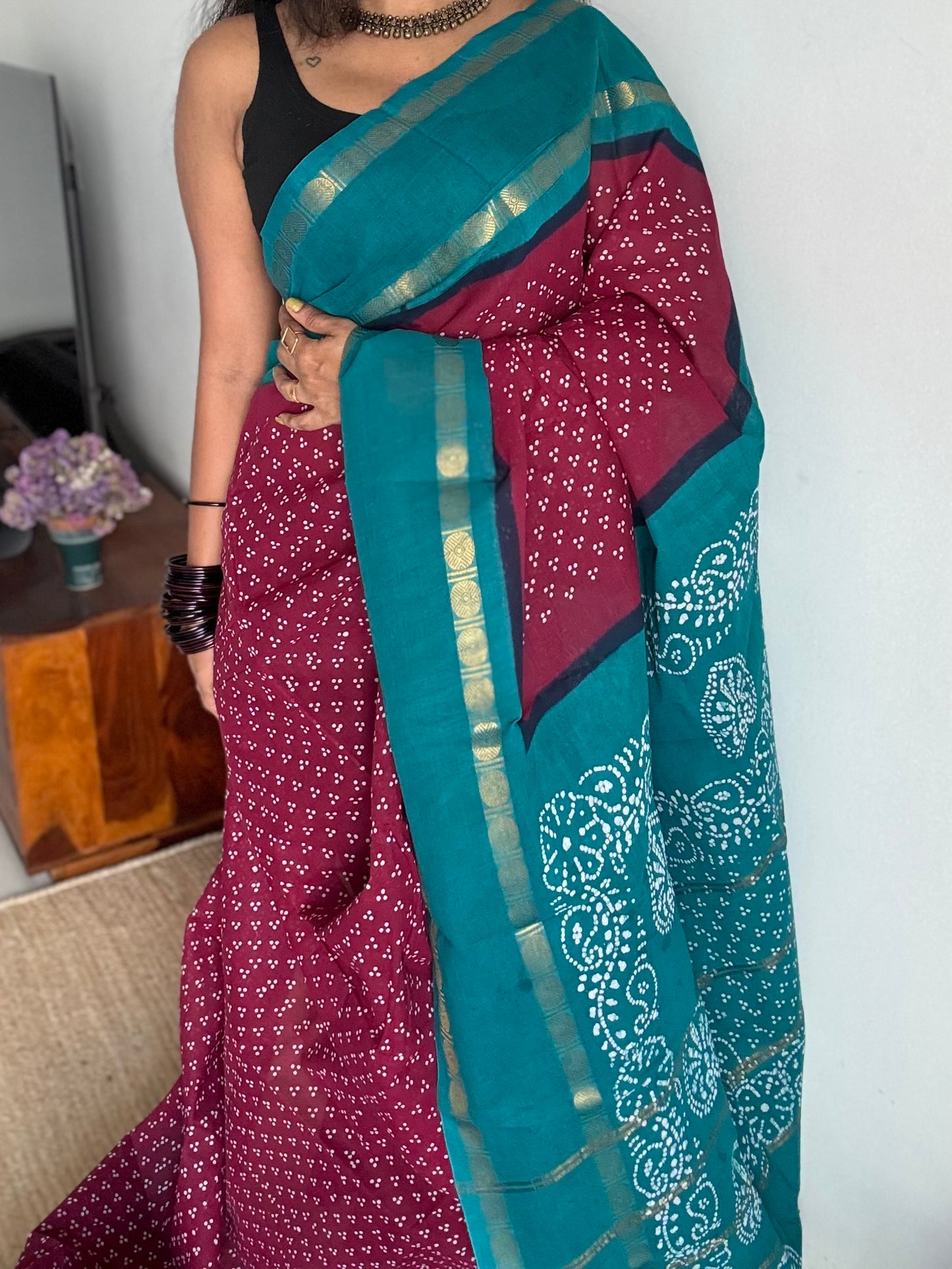 Reddish pink with dark turquoise contrast border, kattuchayam dyed madurai sungudi cotton saree - YCCOTNMSFE81