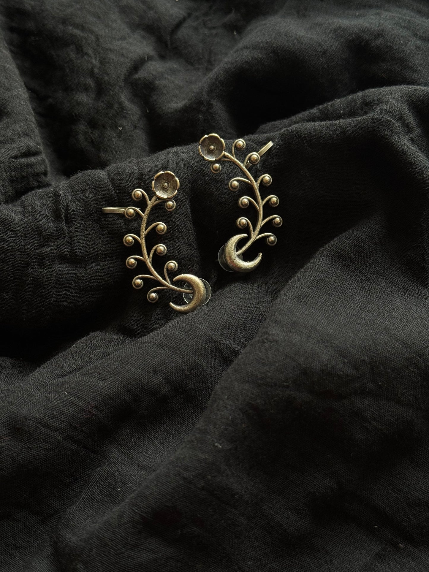 Oxidised silver, floral patterned earcuff, moon shaped - YCOSEC581
