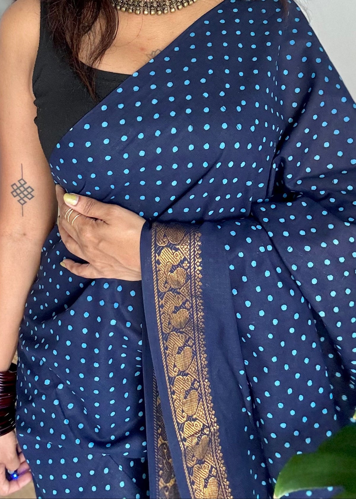 Dark blue sungudi dotted, single-side border, kattuchayam dyed madurai cotton saree - YCCOTNMSSE08