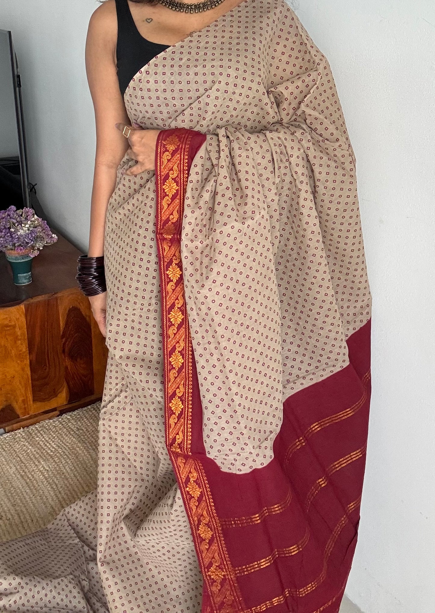 Warm grey with red, kattuchayam dyed madurai sungudi cotton saree - YCCOTNMSFE01