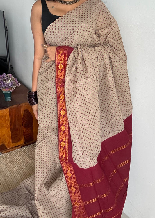 Warm grey with red, kattuchayam dyed madurai sungudi cotton saree - YCCOTNMSFE01