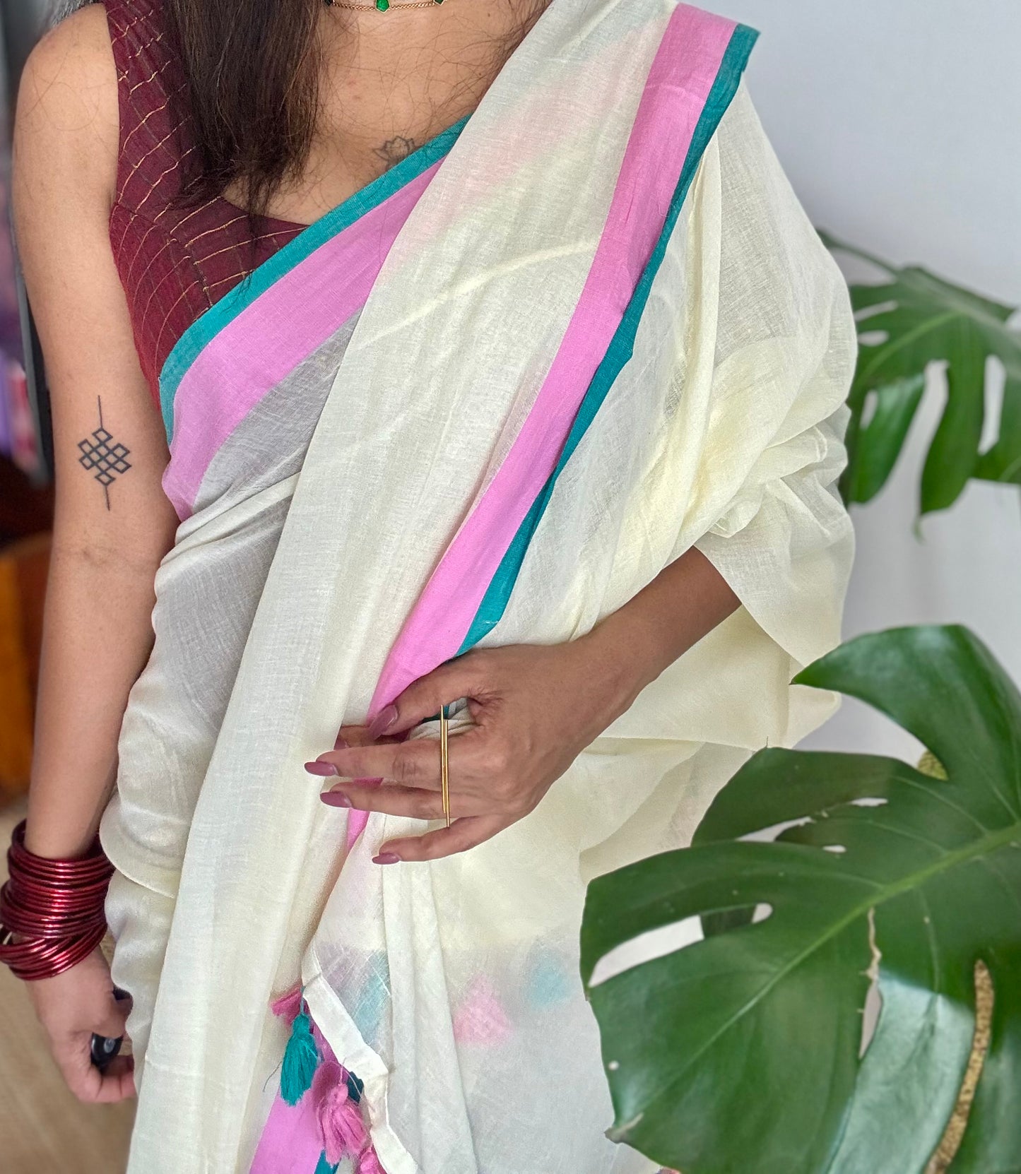 Ivory mul saree, pink and dark cyan border - YCIEON09