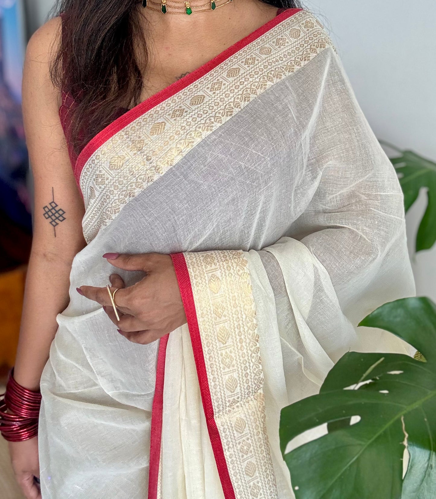 Ivory mul saree, red and gold border - YCIEON18