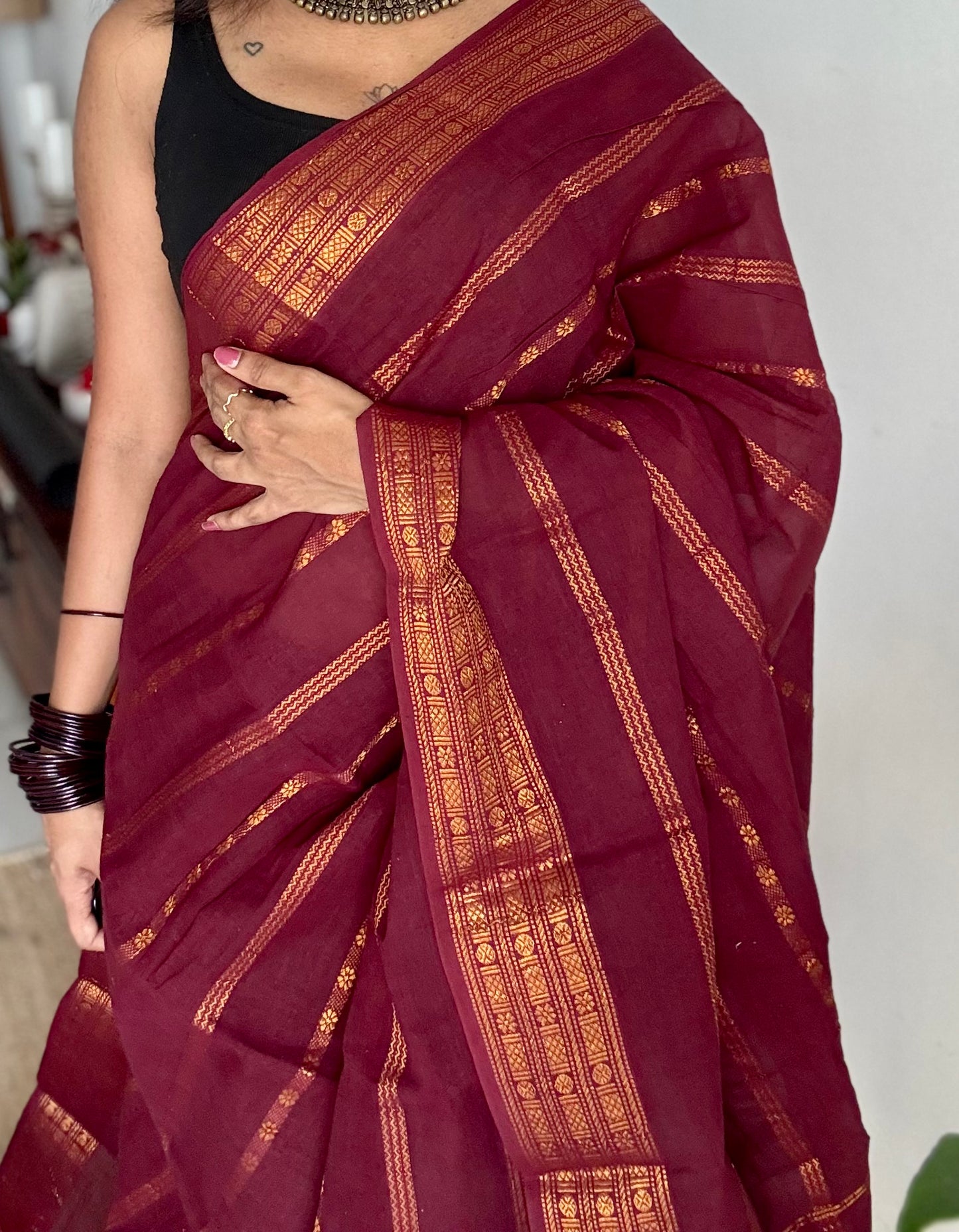 Maroon floral patterned velthaari, kattuchayam dyed madurai cotton saree  - YCCOTNMSAP211