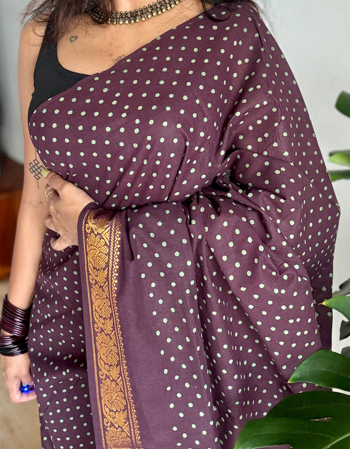 Purple brown sungudi dotted, single-side border, kattuchayam dyed madurai cotton saree - YCCOTNMSSE06