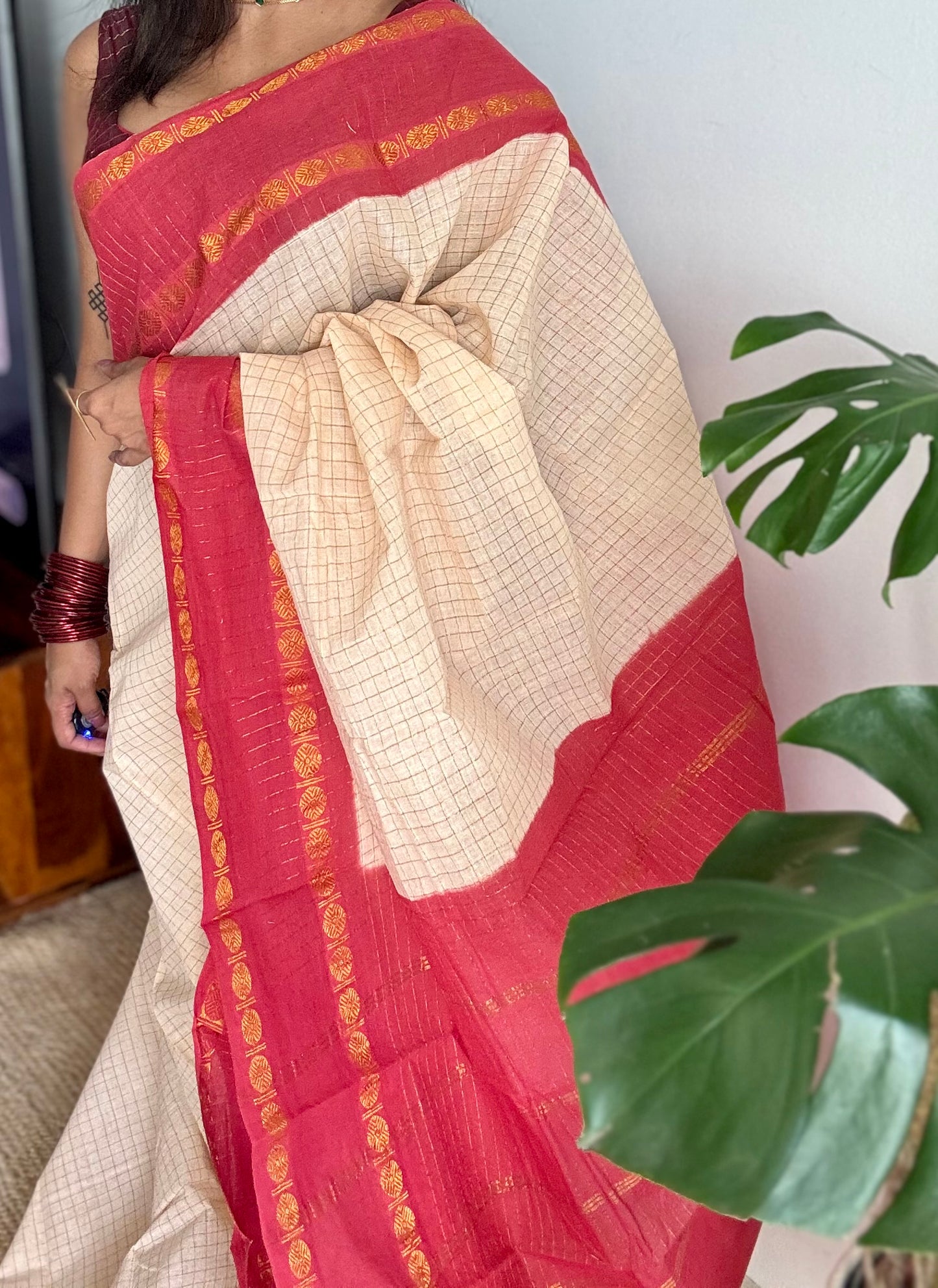 Ivory with light red contrast zari checkered sungudi, kattuchayam dyed madurai cotton - YCIEON89