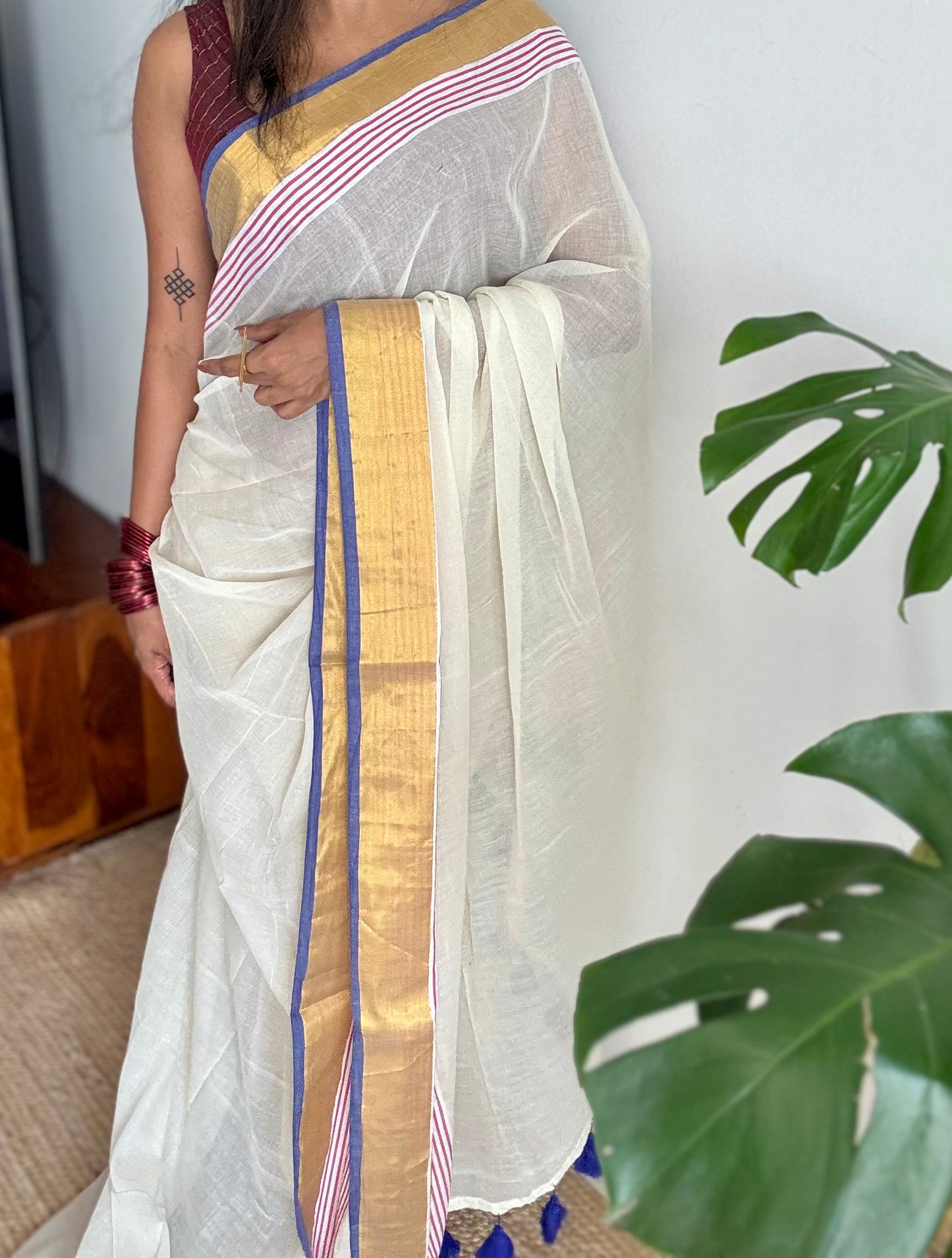 Ivory mul saree, blue and red striped border - YCIEON20
