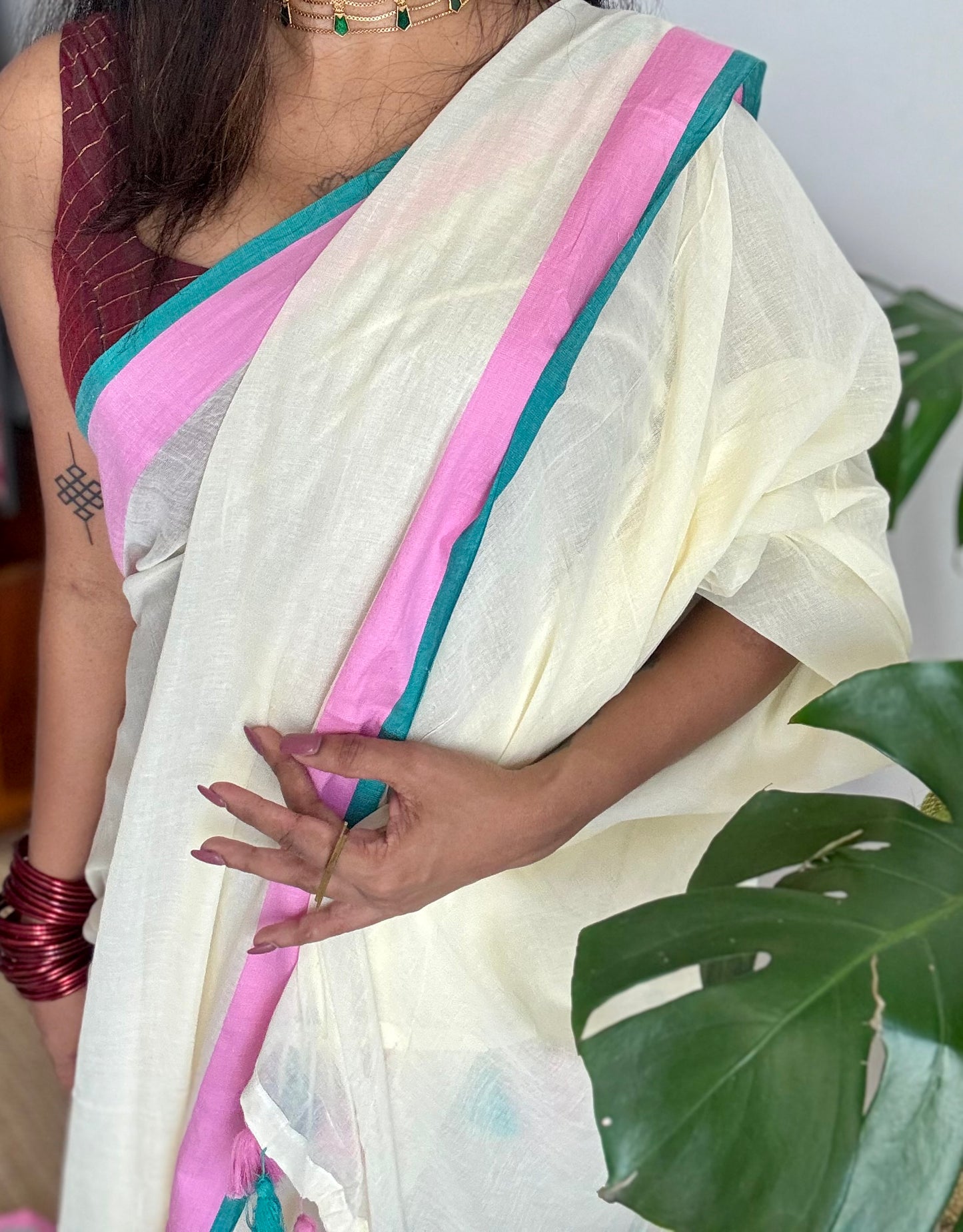 Ivory mul saree, pink and dark cyan border - YCIEON09