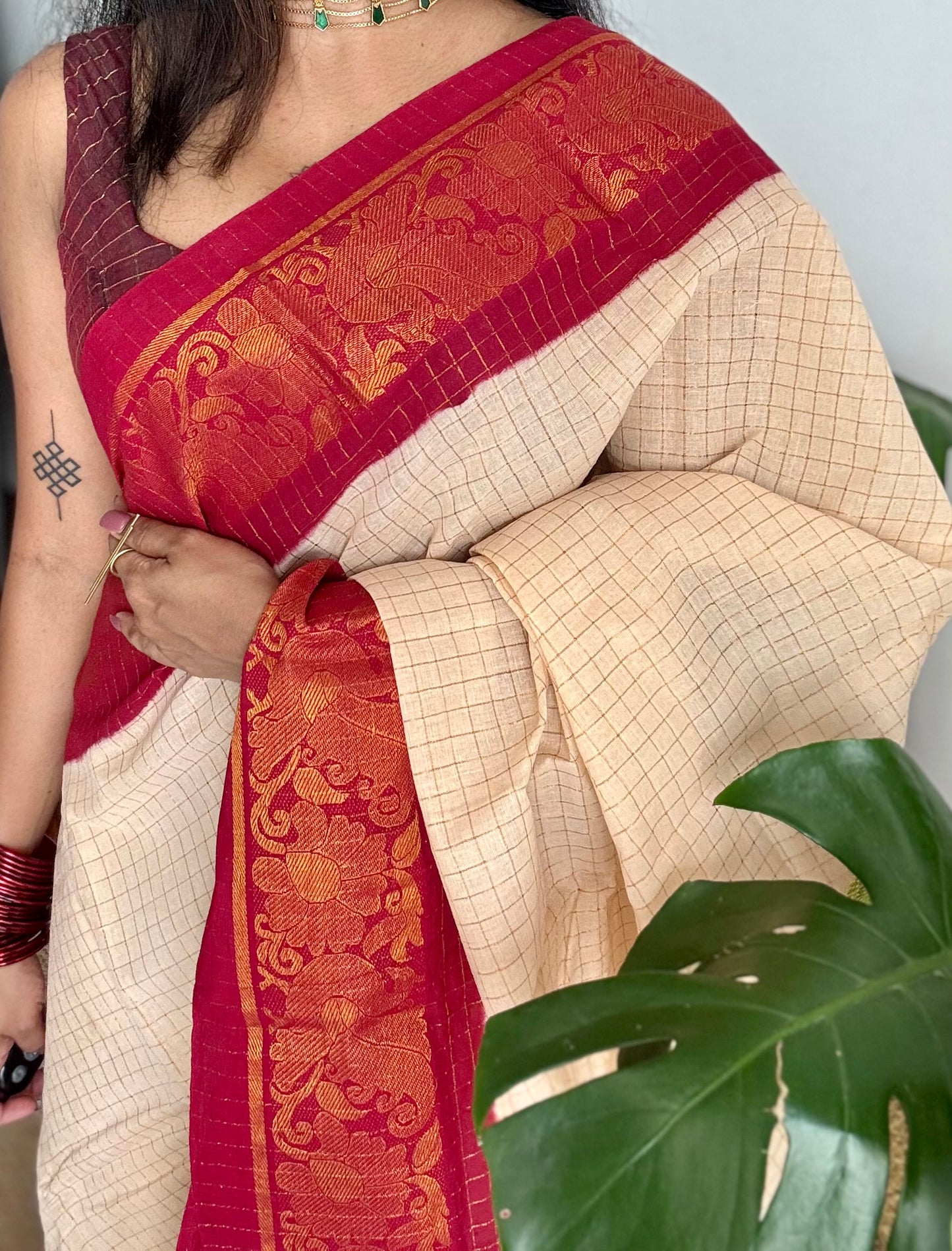 Ivory with red contrast zari checkered sungudi, kattuchayam dyed madurai cotton - YCIEON94