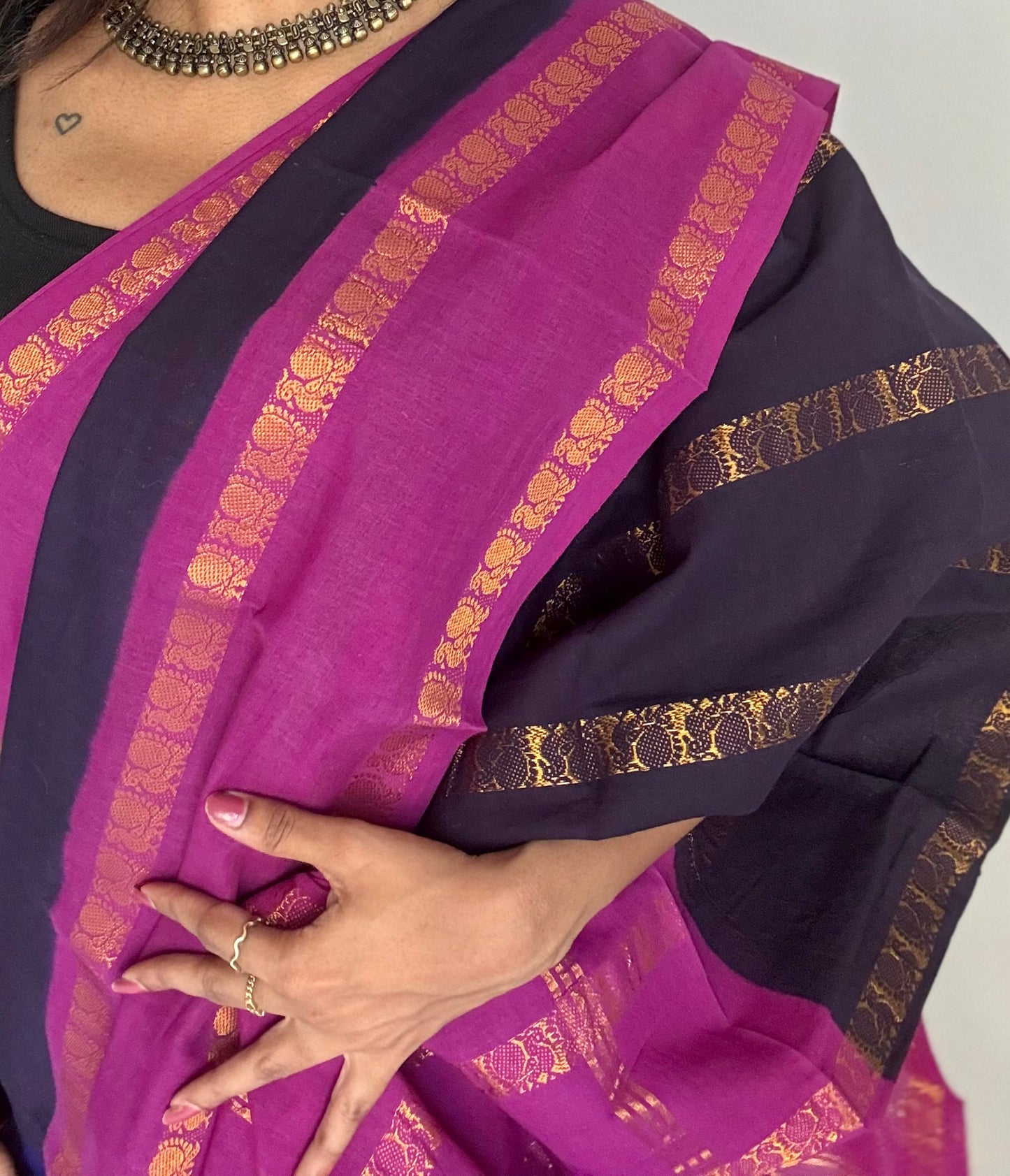 Dark blue with magenta peacock striped sungudi, kattuchayam dyed madurai cotton - YCCOTNMSAP165