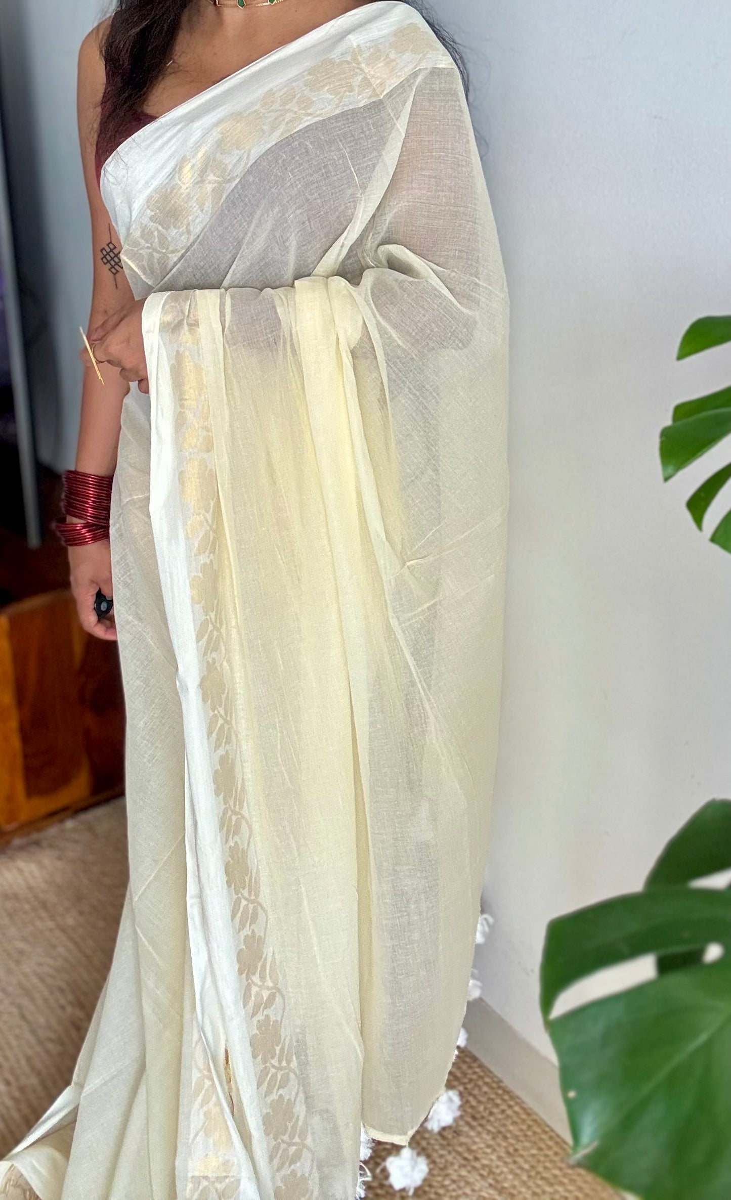 Ivory mul saree, zari flowers on border - YCIEON22