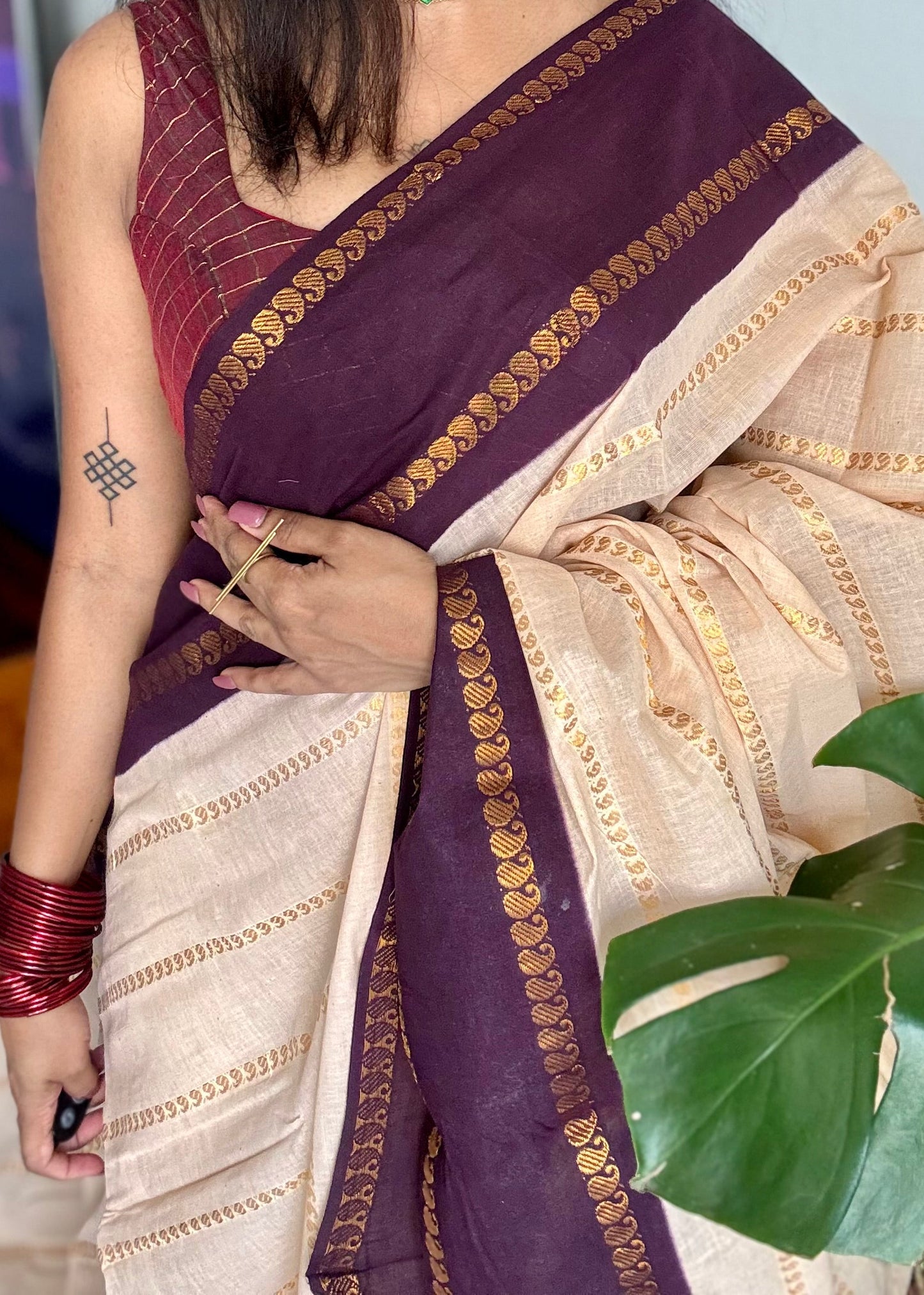 Ivory with purple brown contrast paisley sungudi, kattuchayam dyed madurai cotton - YCIEON90