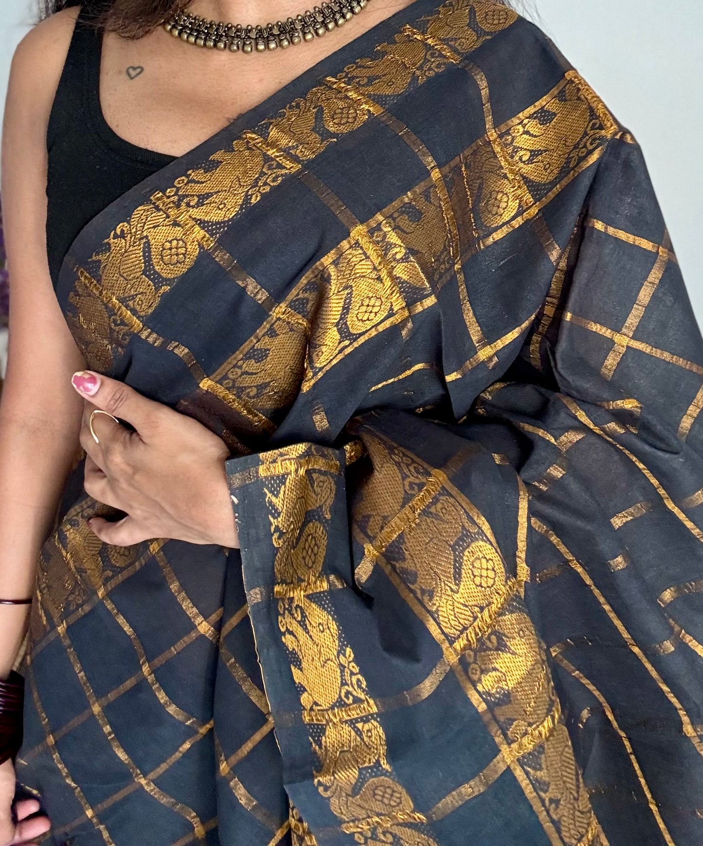 Black pavithra kattam with motif double border, kattuchayam dyed madurai cotton saree - YCCOTNMSAP174