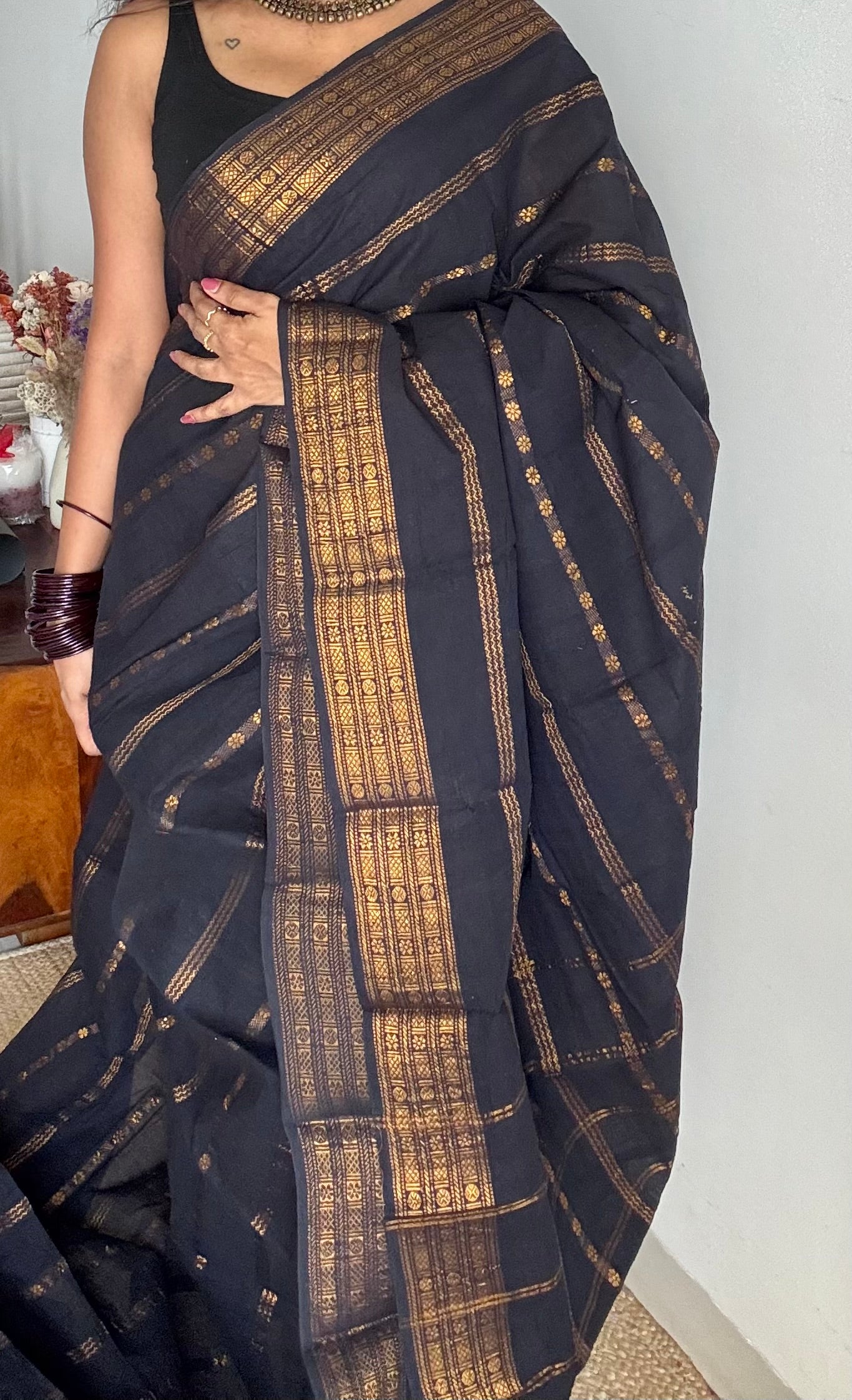 Black floral patterned velthaari, kattuchayam dyed madurai cotton saree  - YCCOTNMSAP215