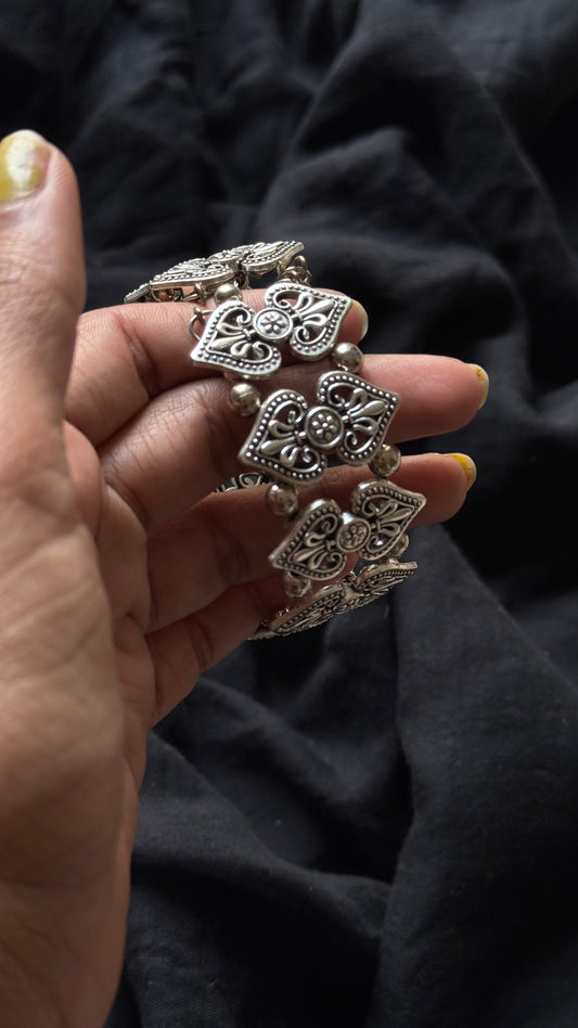 Free size openable bangle, silver tone - YCOSFB476