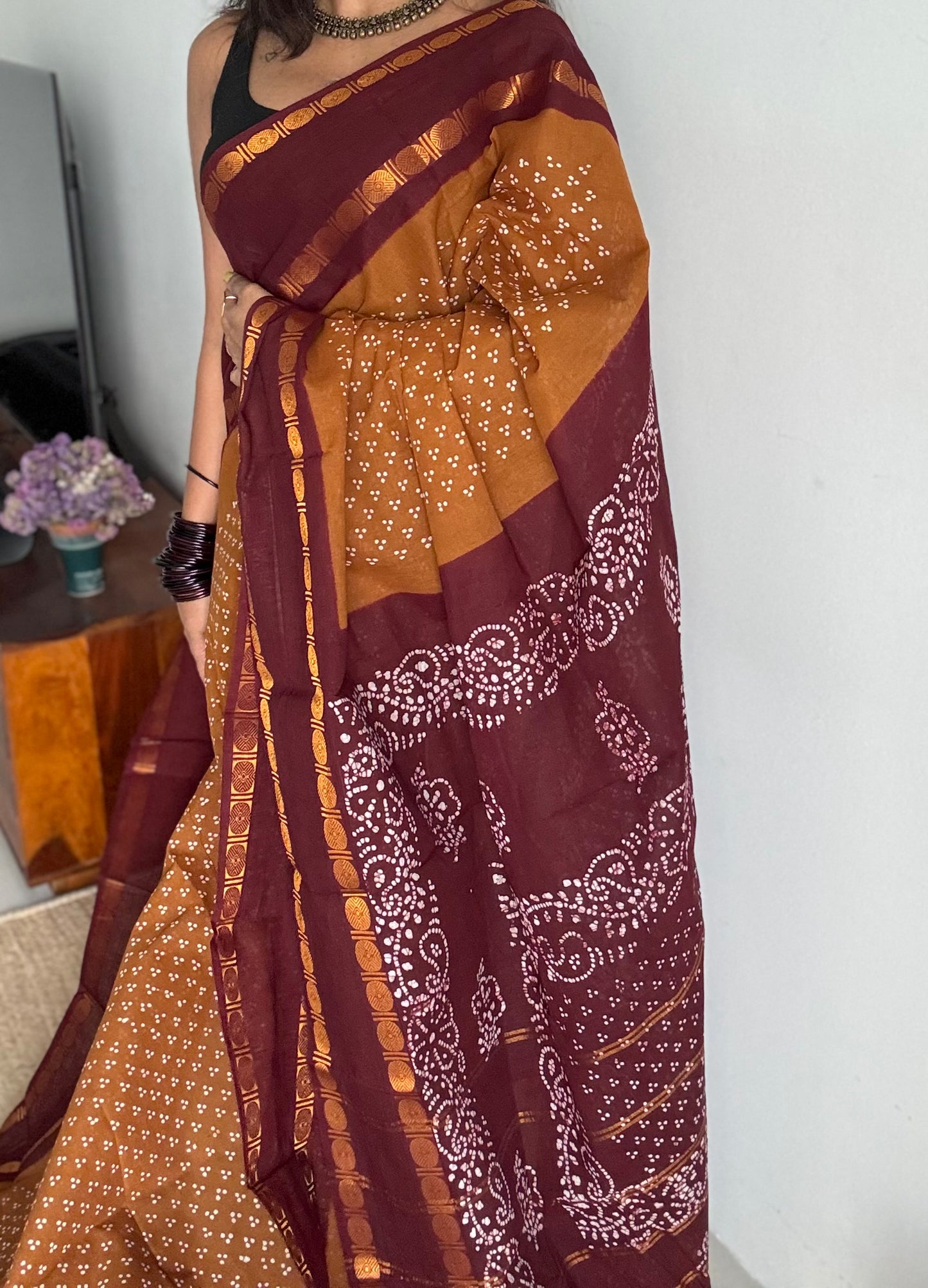 Light brown with maroon contrast border, kattuchayam dyed madurai sungudi cotton saree - YCCOTNMSFE85