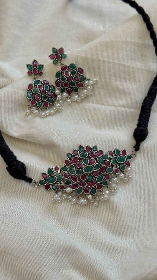 Black thread choker, multicoloured stones  - YCOSNP307