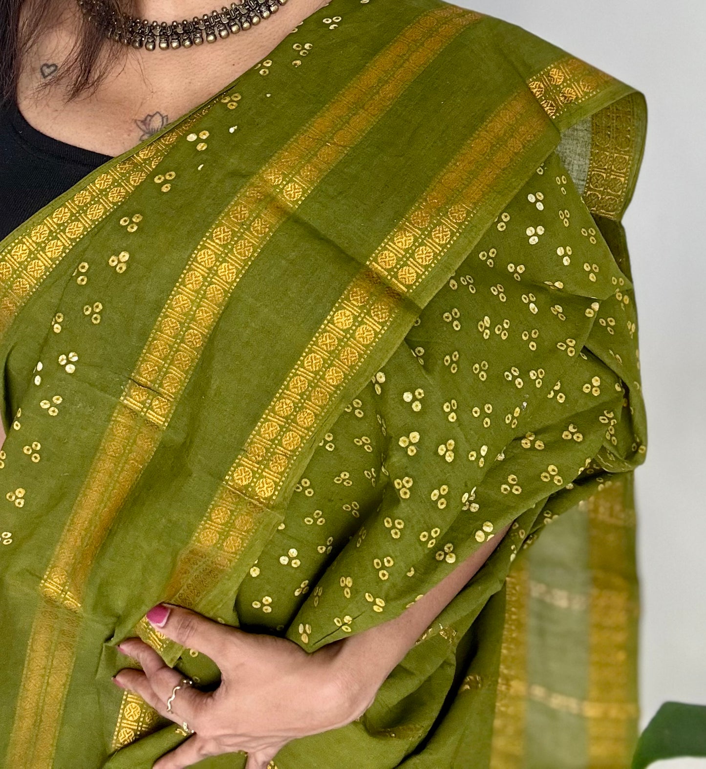 Green, wax dot printed sungudi, kattuchayam dyed madurai cotton - YCCOTNMSAP149