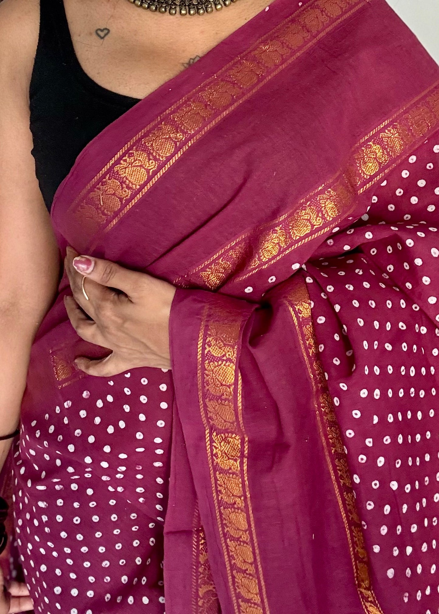 Raspberry maroon wax dot printed sungudi, kattuchayam dyed madurai cotton saree  - YCCOTNMA260