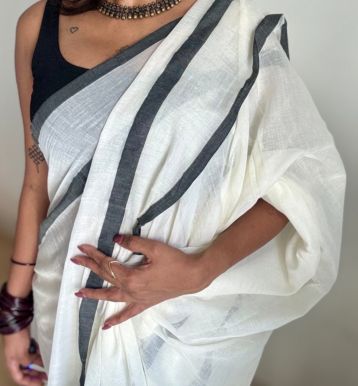 Ivory mul saree, black gap border - YCIEON157