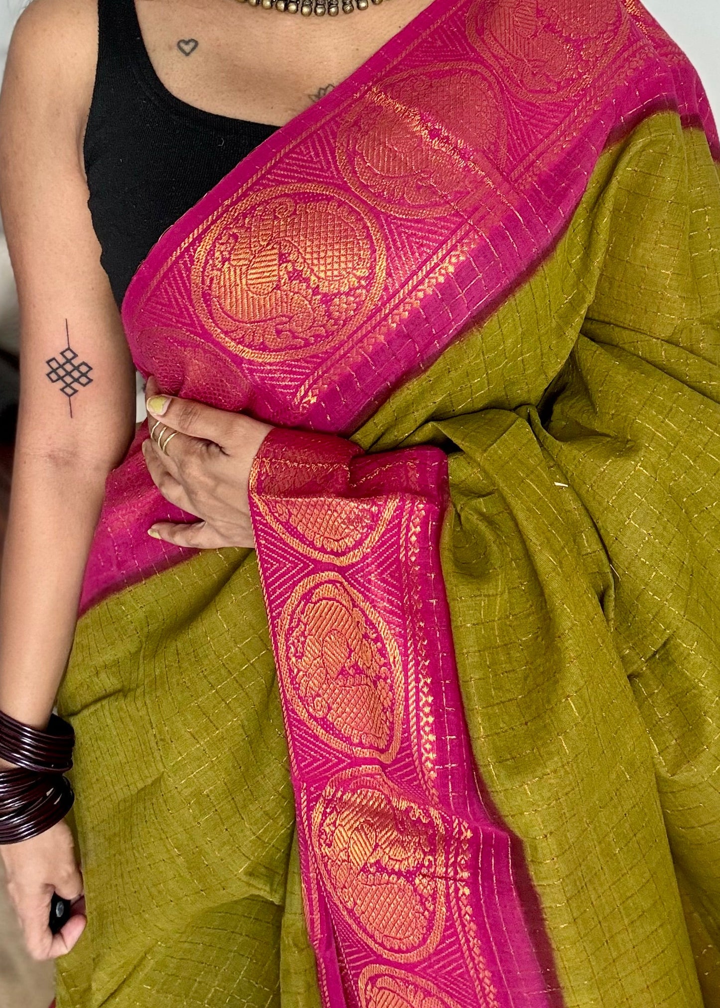 Olive green with magenta contrast zari checkered sungudi, kattuchayam dyed madurai cotton - YCCOTNJU25