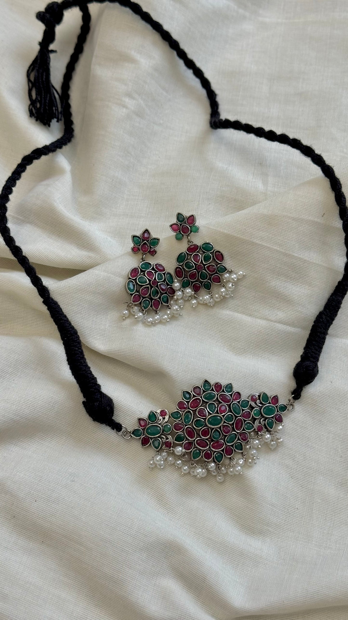 Black thread choker, multicoloured stones  - YCOSNP307