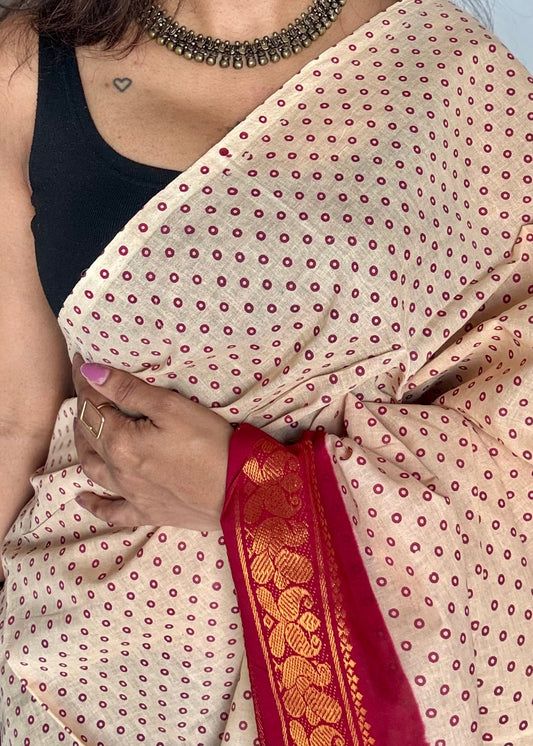 Cream with red, kattuchayam dyed madurai sungudi cotton saree - YCCOTNMSFE08