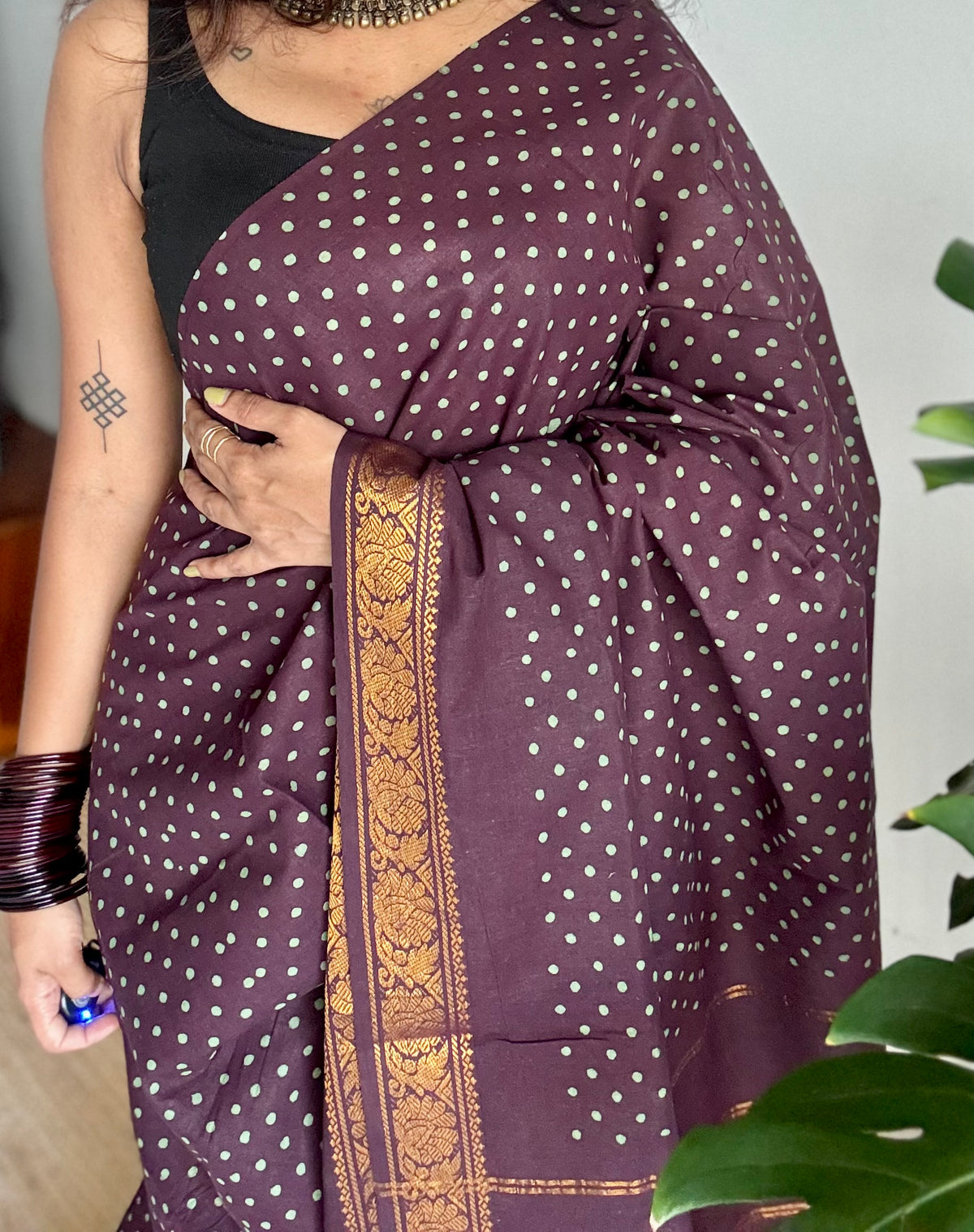 Purple brown sungudi dotted, single-side border, kattuchayam dyed madurai cotton saree - YCCOTNMSSE06
