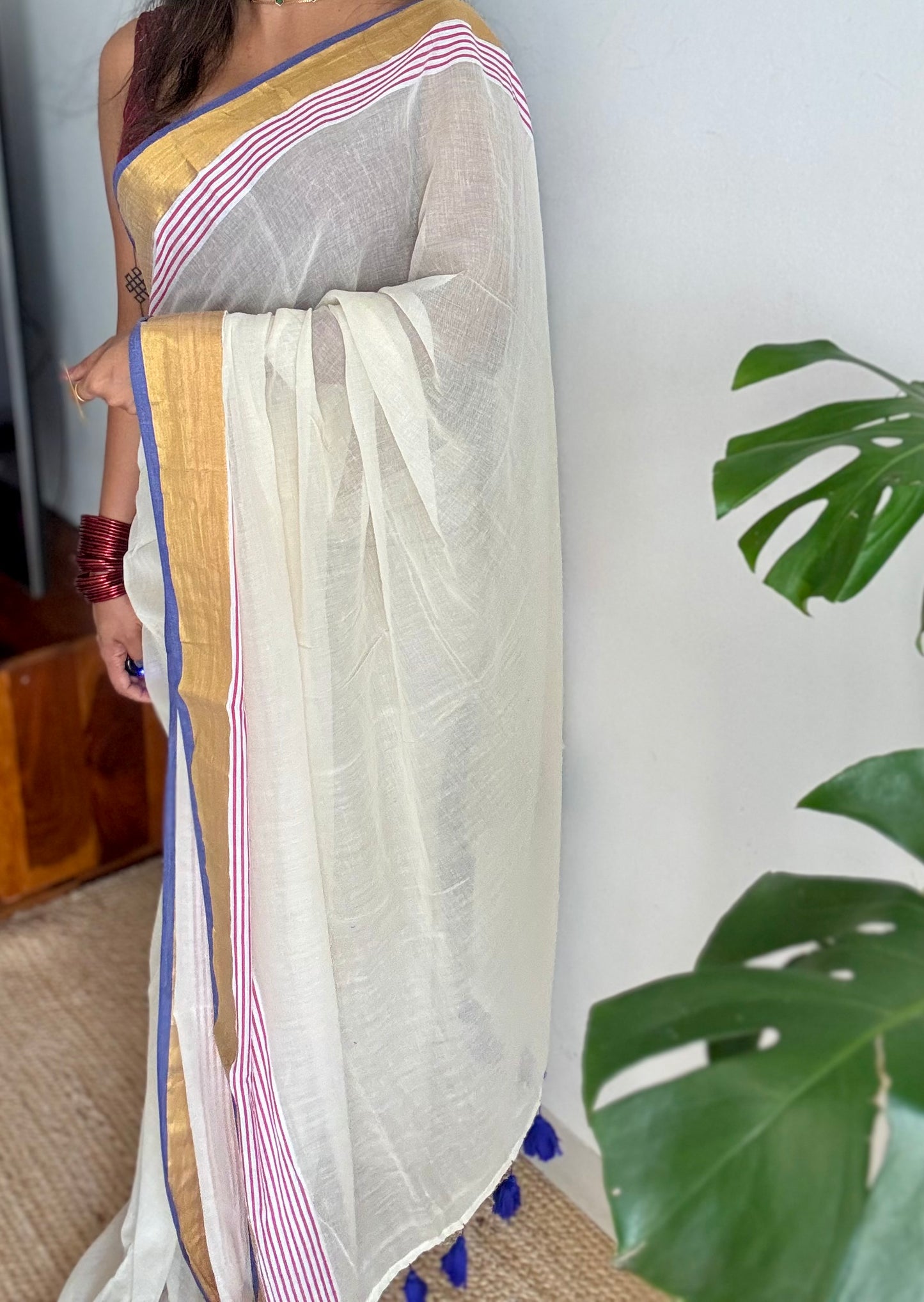 Ivory mul saree, blue and red striped border - YCIEON20