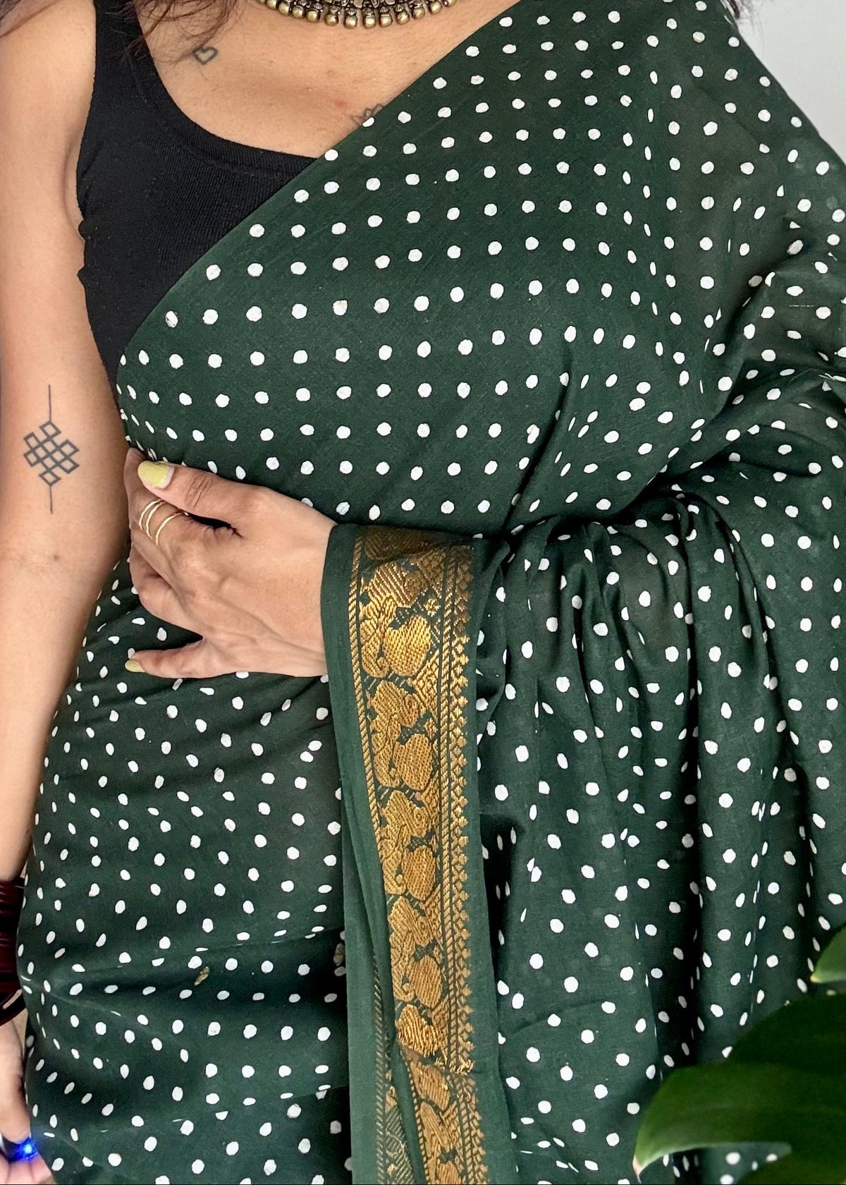 Dark green sungudi dotted, single-side border, kattuchayam dyed madurai cotton saree - YCCOTNMSSE04