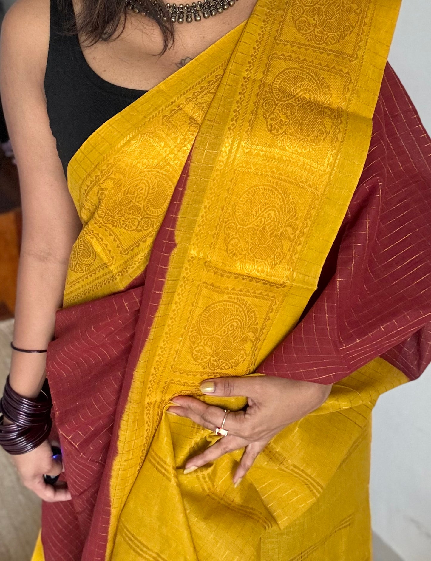 Brown with yellow contrast, zari checkered sungudi, kattuchayam dyed madurai cotton - YCCOTNMSFE333