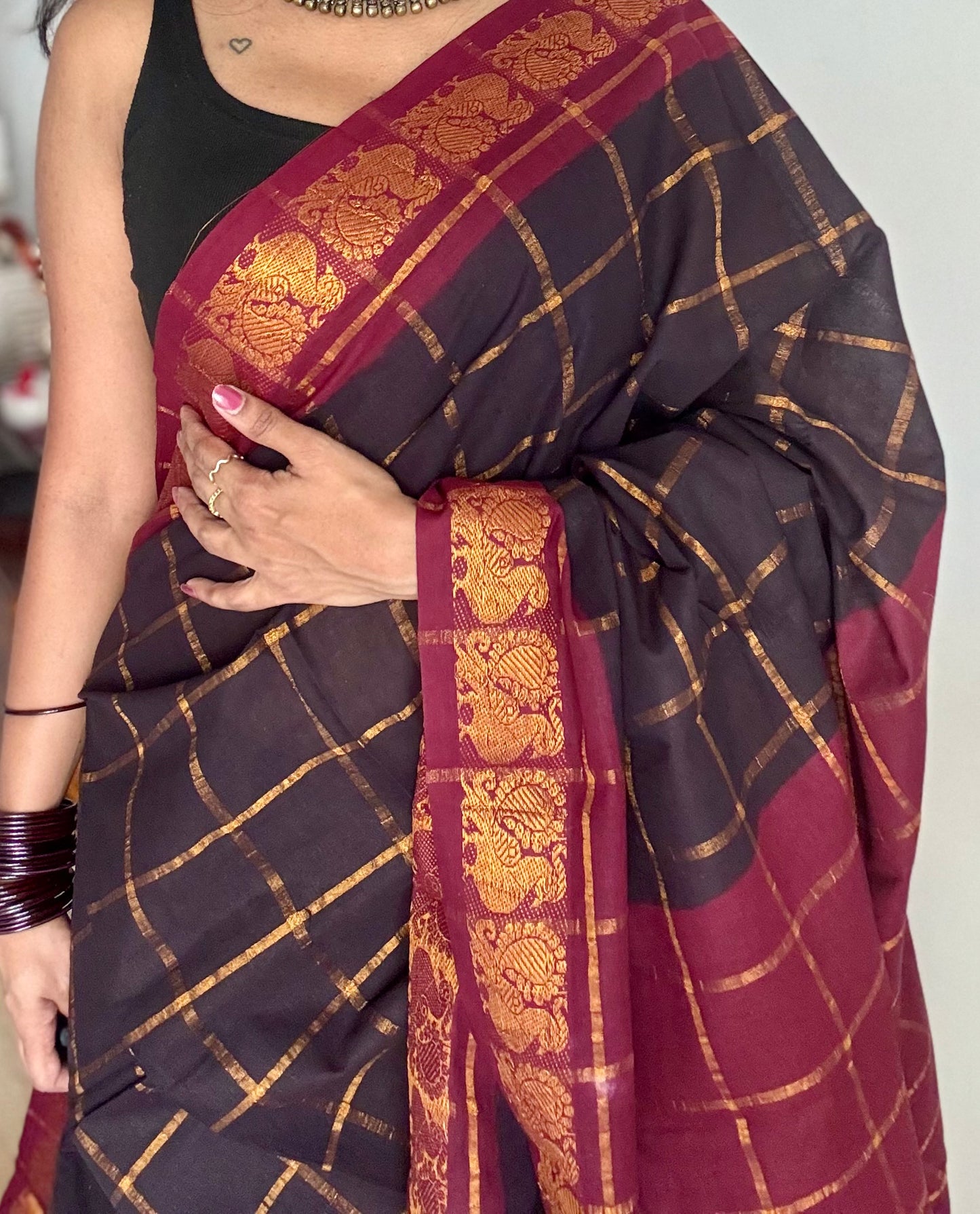 Brownish black with maroon pavithra kattam sungudi, madurai cotton - YCCOTNMSAP144