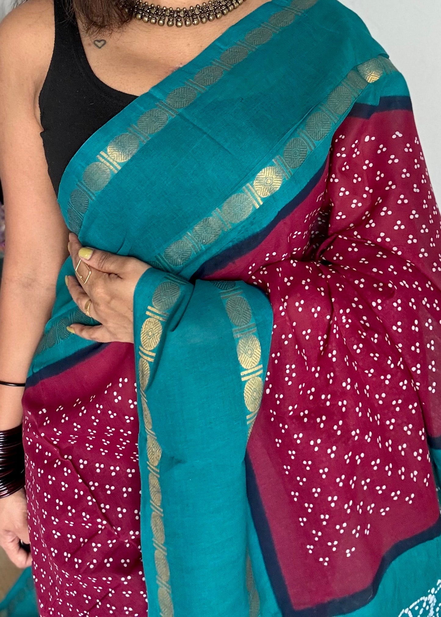 Reddish pink with dark turquoise contrast border, kattuchayam dyed madurai sungudi cotton saree - YCCOTNMSFE81