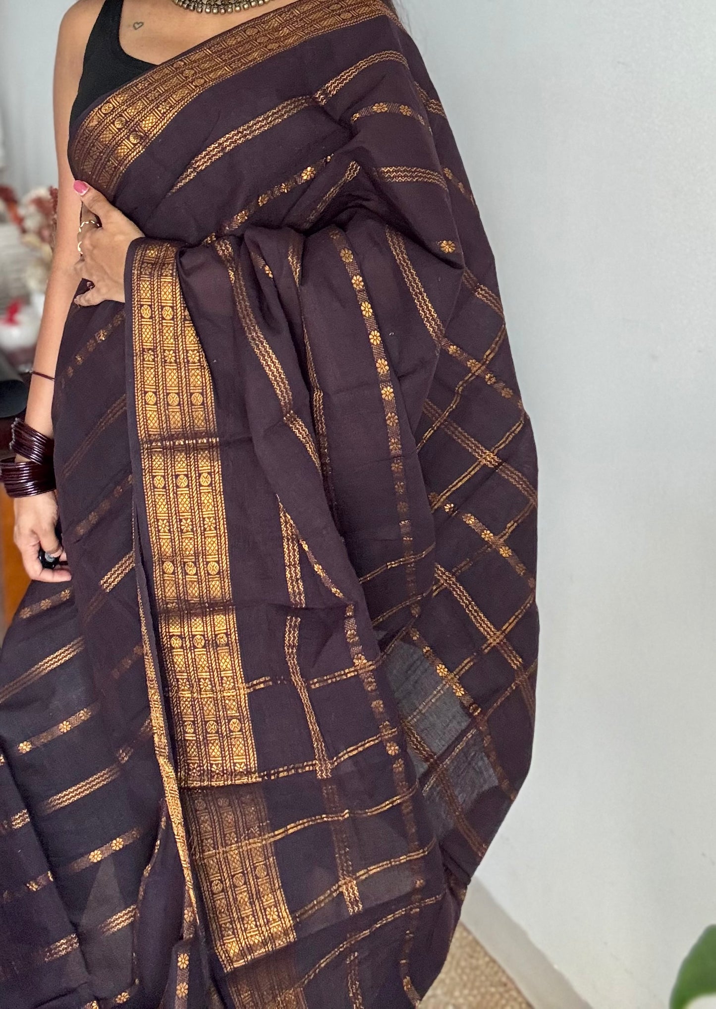 Purple brown floral patterned velthaari, kattuchayam dyed madurai cotton saree  - YCCOTNMSAP216